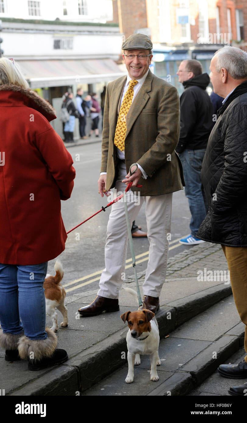 Lewes Sussex Regno Unito 26 Dicembre 2016 - centinaia di persone lungo le strade per vedere la Southdown e Eridge Foxhounds prendere parte nel loro tradizionale Boxing Day hunt in Lewes oggi fotografia scattata da Simon Dack/Alamy Live News Foto Stock