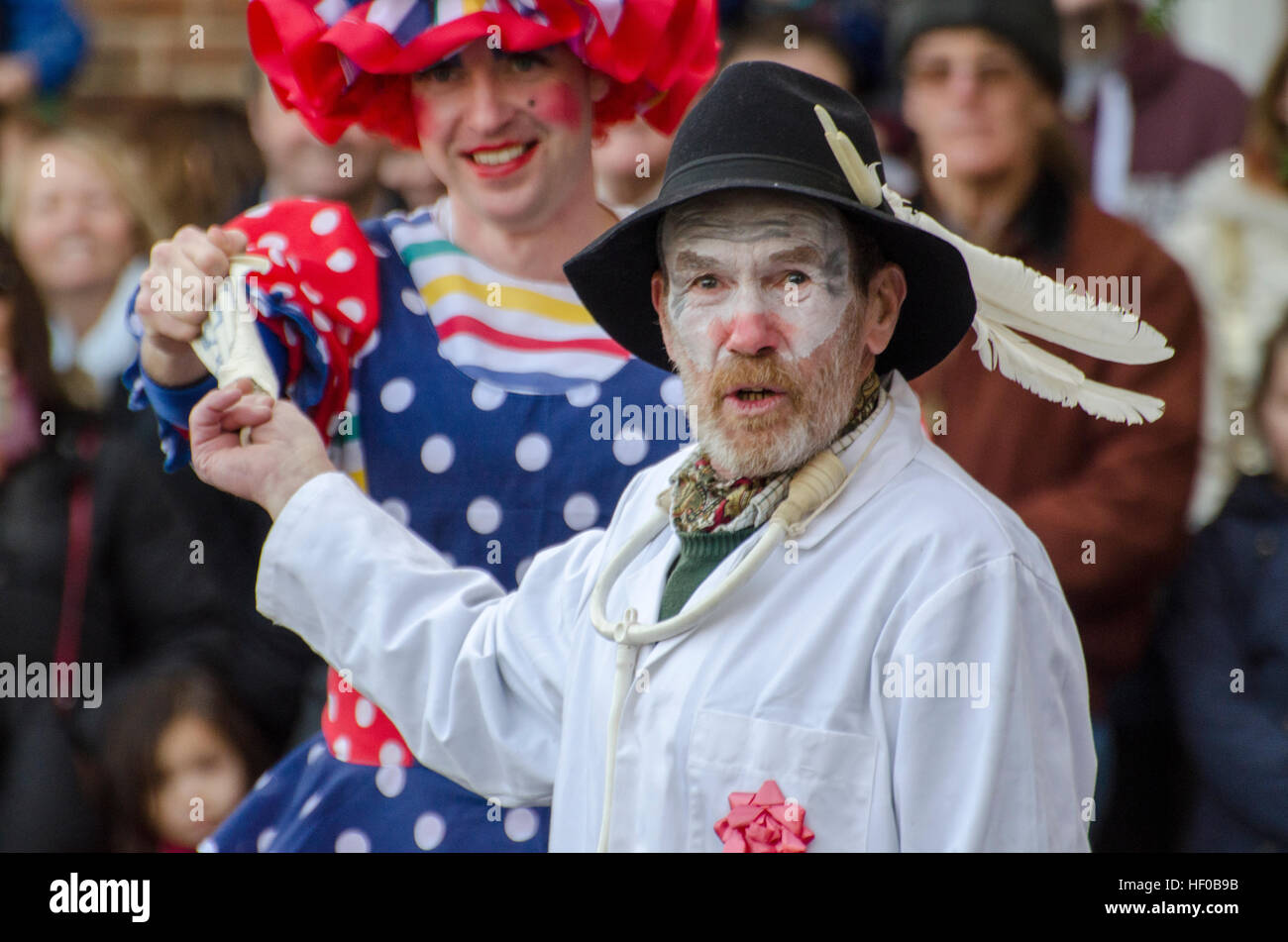 Wantage, UK. 26 dic 2016. Il personaggio del Dottor buona giocato in un tradizionale Folk Mummers Play eseguito annualmente sul Boxing Day in Wantage Market Place. Foto Stock