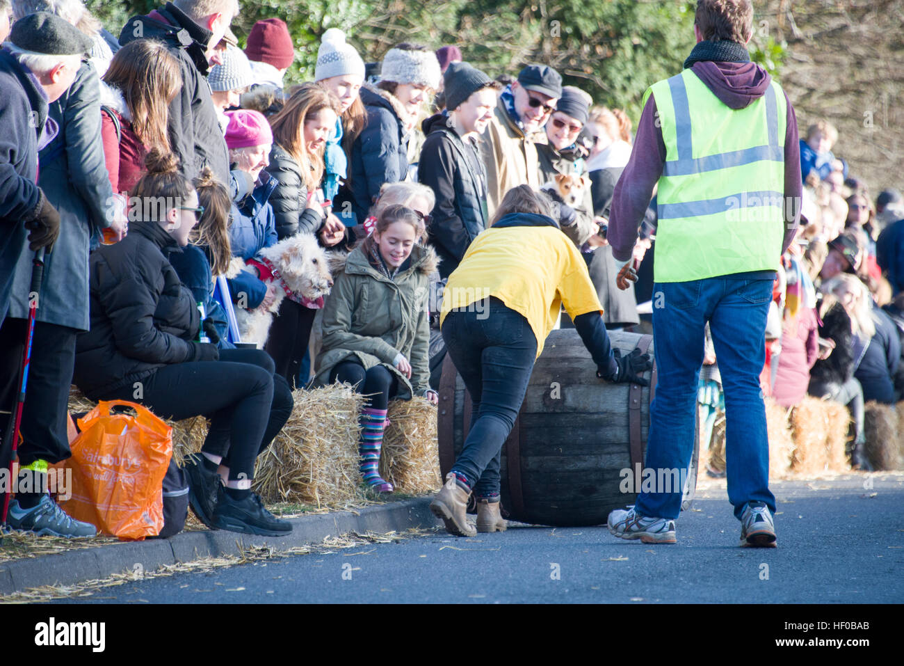 Grantchester, nel Regno Unito il 26 dicembre, 2016 Boxing Day Barrel racing a Grantchester, iniziato negli anni Sessanta quando la gente del posto ha contestato gli uni con gli altri per divertimento. © Jason Marsh/Alamy Live News Foto Stock