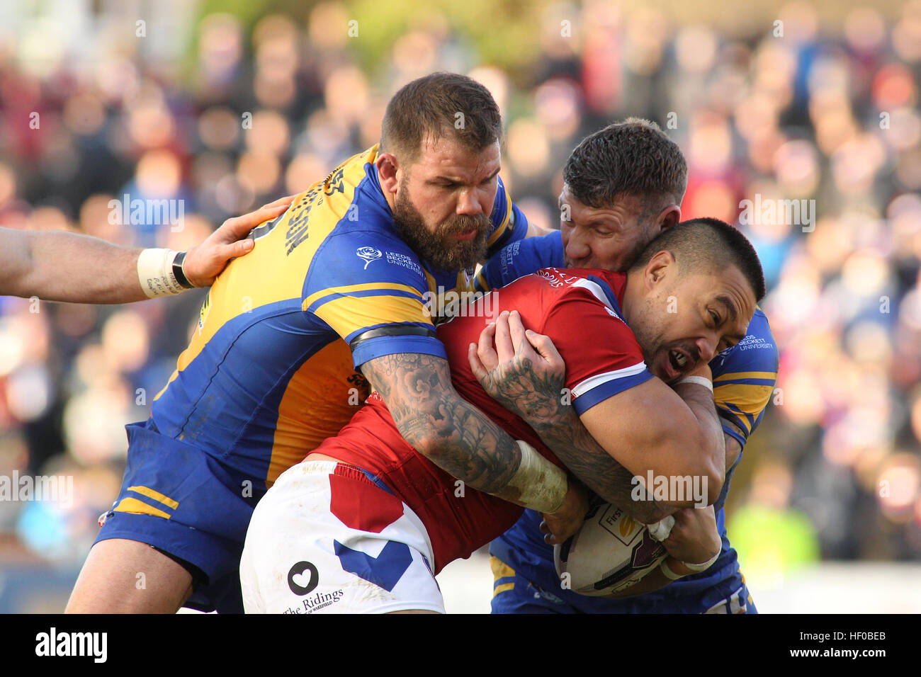 Headingley Carnegie Stadium, Leeds, Regno Unito 26 dicembre 2016. Leeds Rhinos vs Wakefield Trinity Super League Pre- Stagione 2017 Friendly. Adam Cuthbertson e Brett Delaney di Leeds rinoceronti affrontare Tinirau Arona di Wakefield Trinity ©Stephen Gaunt/Touchlinepics.com/Alamy Live News Foto Stock