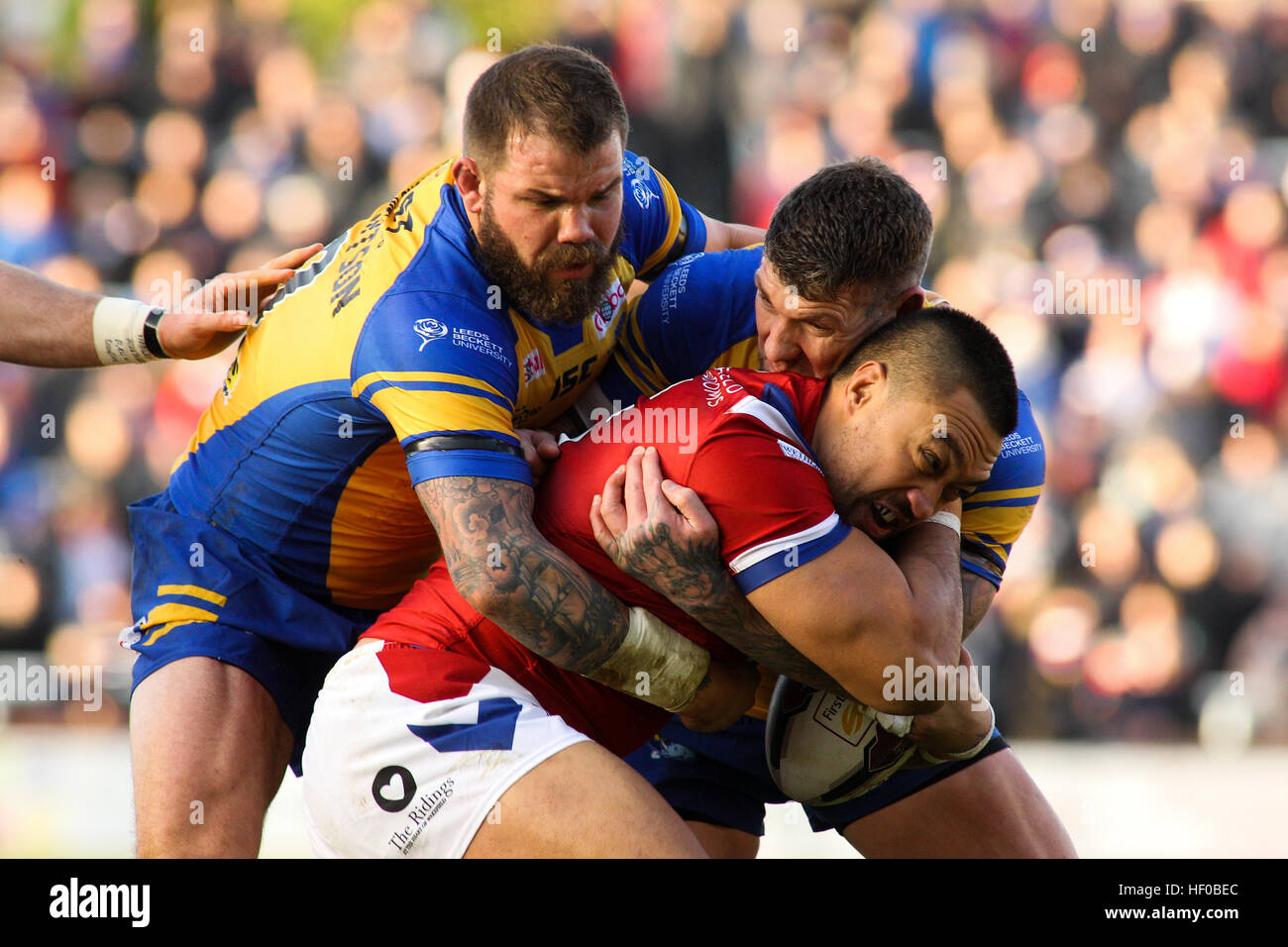 Headingley Carnegie Stadium, Leeds, Regno Unito 26 dicembre 2016. Leeds Rhinos vs Wakefield Trinity Super League Pre- Stagione 2017 Friendly. Adam Cuthbertson e Brett Delaney di Leeds rinoceronti affrontare Tinirau Arona di Wakefield Trinity ©Stephen Gaunt/Touchlinepics.com/Alamy Live News Foto Stock