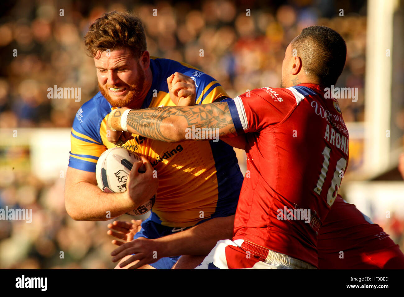 Headingley Carnegie Stadium, Leeds, Regno Unito 26 dicembre 2016. Leeds Rhinos vs Wakefield Trinity Super League Pre- Stagione 2017 Friendly. Anthony Mullally (L) di Leeds rinoceronti affrontato da Tinirau Arona (R) di Wakefield Trinity ©Stephen Gaunt/Touchlinepics.com/Alamy Live News Foto Stock