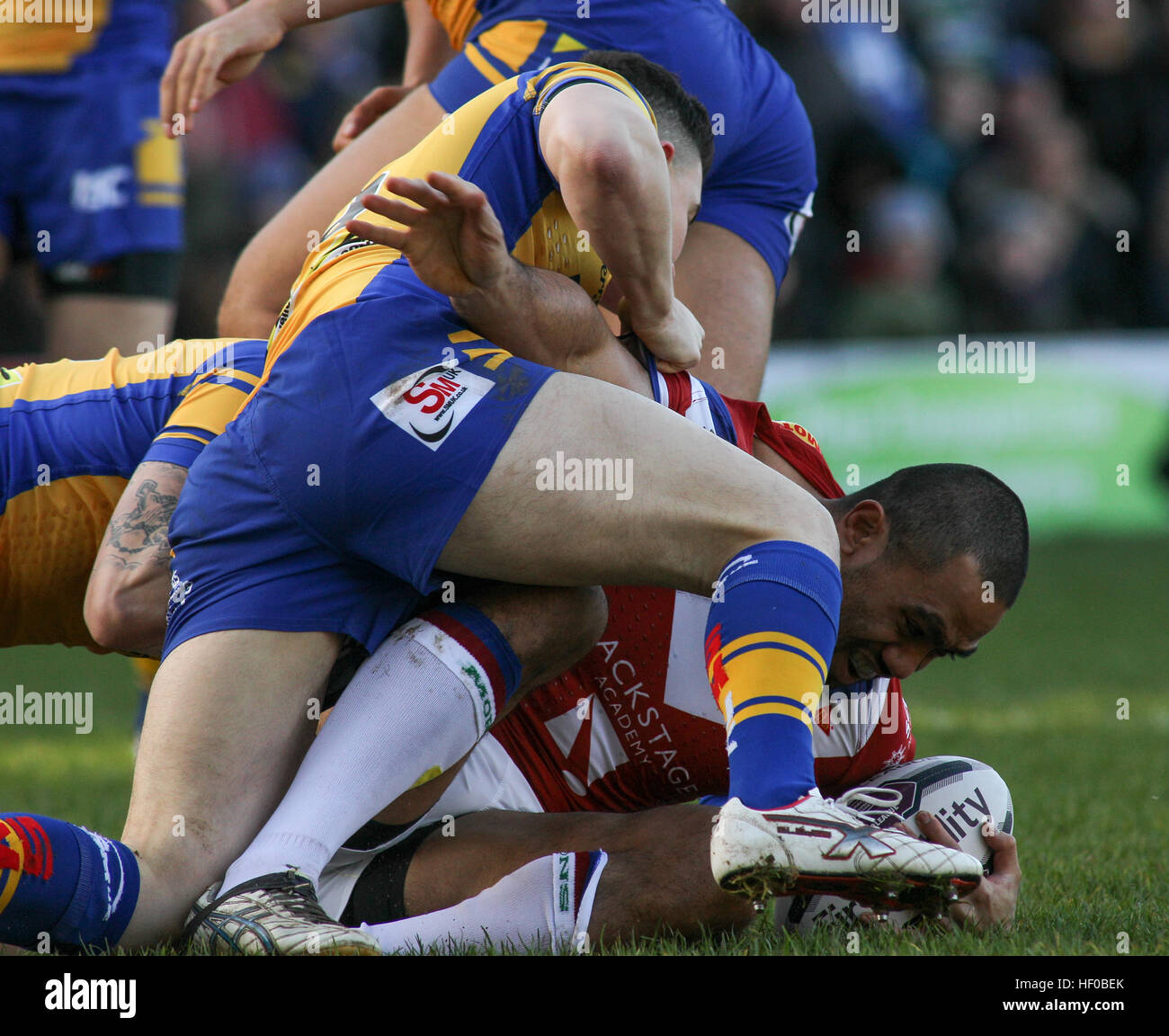 Headingley Carnegie Stadium, Leeds, Regno Unito 26 dicembre 2016. Leeds Rhinos vs Wakefield Trinity Super League Pre- Stagione 2017 Friendly. La Giordania Lilley di Leeds rinoceronti affronta Bill Tupou (R) di Wakefield Trinity ©Stephen Gaunt/Touchlinepics.com/Alamy Live News Foto Stock