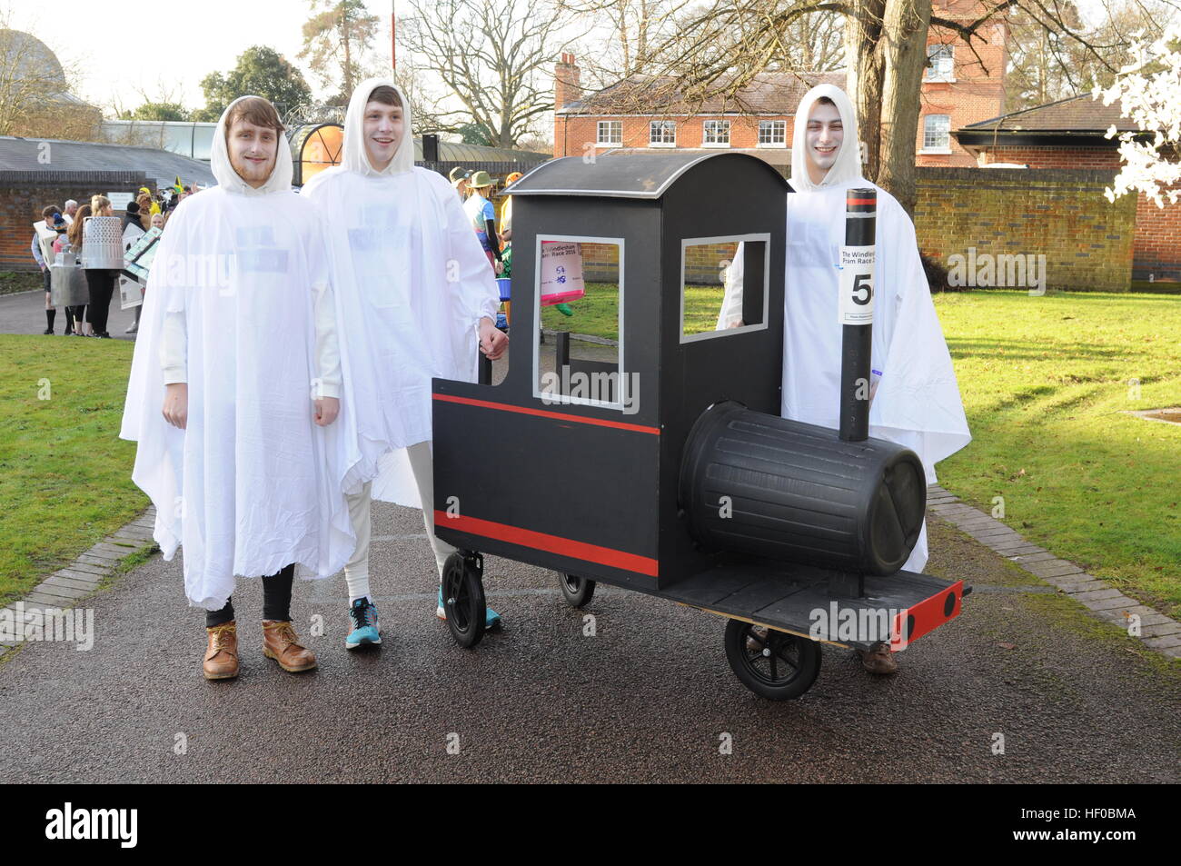 Windlesham, UK. Il 26 dicembre, 2016. Windlesham Pram Gara, Boxing Day 2016 © Sophie Tagg/Alamy Live News Foto Stock