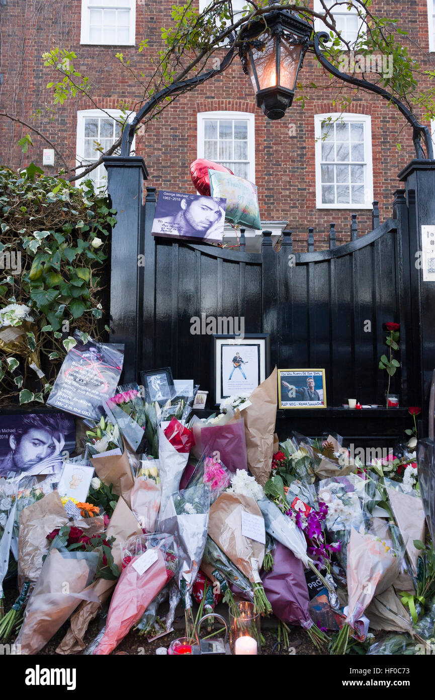 Londra, Regno Unito. 26 dicembre, 2016. Omaggi floreali al di fuori di George Michael's, Londra home, il Grove, Highgate, a nord di Londra. La superstar pop è morto all età di 53 dal sospetto di insufficienza cardiaca. Credito: Alex MacNaughton/Alamy Live News Foto Stock