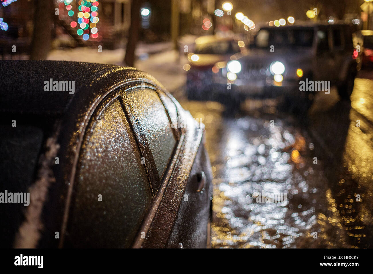 Montreal, Quebec. Dicembre 26th, 2016. Il ghiaccio ricopre una vettura parcheggiata su una strada durante un congelamento di pioggia caduta in Montreal. Dario Ayala/Alamy Live News Foto Stock