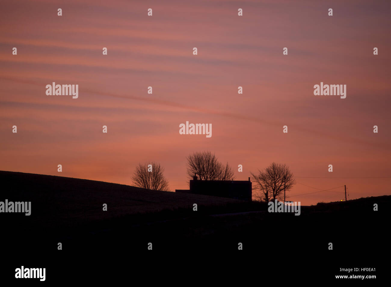 Flintshire, Wales, Regno Unito meteo: una fredda mattina di brina su molte parti della Gran Bretagna inclusi flintshire nel Galles del Nord come un risultato di cielo chiaro e ad alta pressione. temperature diminuirà nei prossimi giorni con gelo ulteriormente e chiari notti. sunrise su di una piccola azienda in vicino al villaggio di rhes-y-CAE, Flintshire, Galles © dgdimages/alamy live news Foto Stock