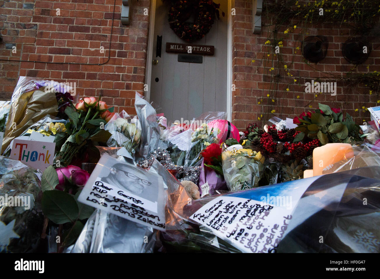 Goring, Regno Unito. Il 27 dicembre, 2016. Un santuario di fiori e omaggi di versare a George Michaels home in Goring due giorni dopo Wham cantante è deceduto nella sua casa di Oxford. © Pete Lusabia/Alamy Live News Foto Stock