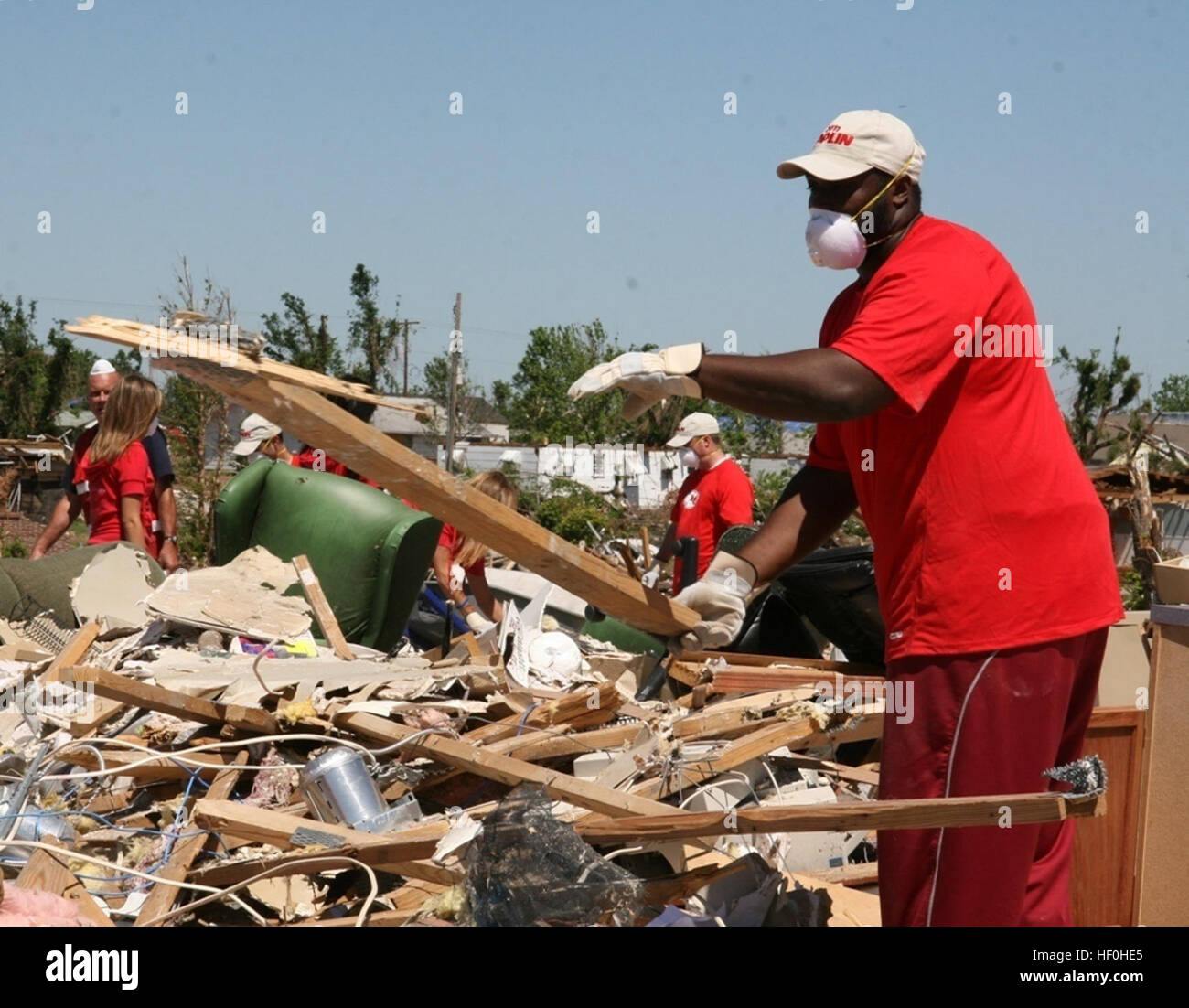 Kansas City Chiefs', Rookie Lineman offensivo, Rodney Hudson, offre un prestito in mano Joplin, Mo., dopo l'EF5 tornado tore attraverso il cuore della città il 22 maggio. Flickr - DVIDSHUB - Joplin, Mo., 23 Giugno - KC Chiefs' Rodney Hudson aiuta (immagine 1 di 2) Foto Stock