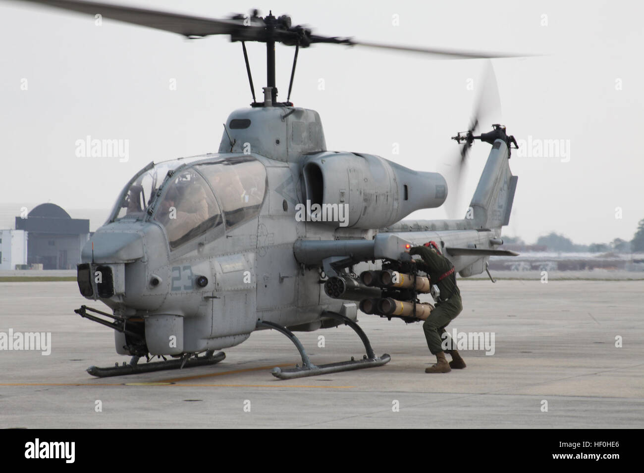 Lancia Cpl. Carl L. Swanguarim, un tecnico di artiglieria, controlli l'arma rastrelliere a bordo di un AH-1W Super Cobra prima di una missione di Marine Attacco leggero elicottero Squadron 467 elicotteri a bordo Marine Corps Air Station Cherry Point, N.C., 23 giugno. Questa missione era forse l ultima generazione di tubo ha lanciato, otticamente inseguito, filo missili guidati da HMLA-467. Marines imparare a chiamare le incursioni aeree durante la spedita pugno 110623-M-AF823-099 Foto Stock