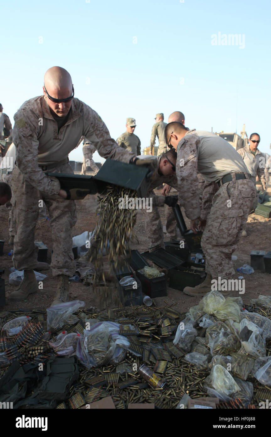 I marines e i marinai del 2nd Marine Logistics Group (Forward) conducono detonazioni controllate per smaltire quasi 25.000 libbre di munizioni inutilizzabili a Sink East Range vicino a Camp Leatherneck, Afghanistan. I materiali includono colpi di armi leggere, granate, colpi di mortaio, colpi anti-personale e colpi di sistema di razzi di artiglieria ad alta mobilità. Foto Stock