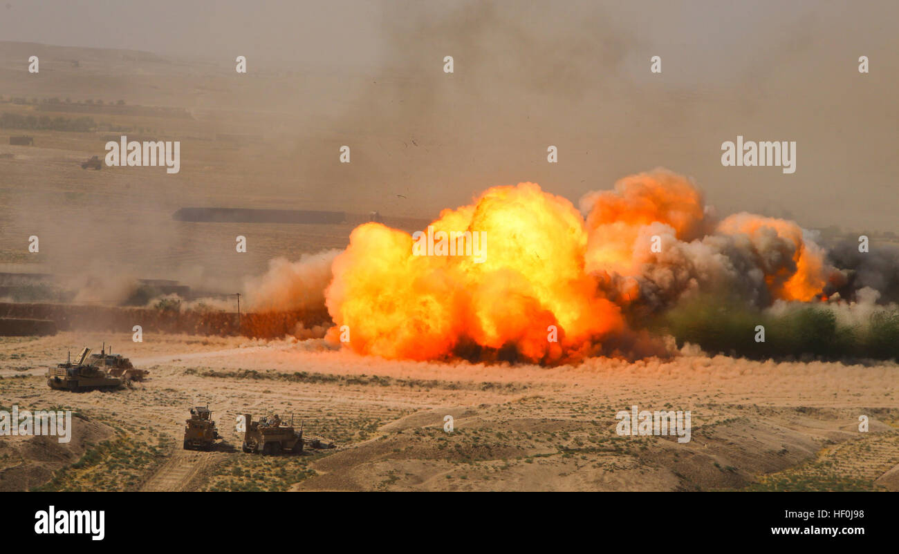 SHUKVANI, provincia di Helmand, Afghanistan - un'esplosione scuote la terra nel Ladar Bazaar dopo una carica di linea viene detonato. Secondo ingegnere di combattimento battaglione livellato il marketplace per cancellarla di ordigni esplosivi artigianali e rendono la zona un luogo più sicuro per i residenti locali. Funzionamento di sabbia nera di blasti della insurrezione alla polvere DVIDS441978 Foto Stock