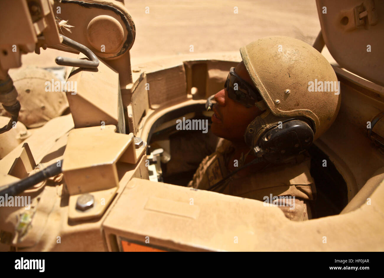 Avamposto di combattimento GHAZAY SHIR, Afghanistan - Philadelphia personale nativo Sgt. Kareem O. picchi di Cox sulla sua berlina come sua M1A1 Abrams battaglia principale serbatoio rotola attraverso le sabbie della provincia di Helmand. Cox, un serbatoio commander con società alfa, 2° battaglione del serbatoio, seconda divisione Marine (avanti), detto trascorre ore a conoscere il suo Marines sulle missioni per aiutare a mantenere alto il morale. TankE28099s'arma più letale, il lavoro di squadra 110809-M-PE262-525 Foto Stock