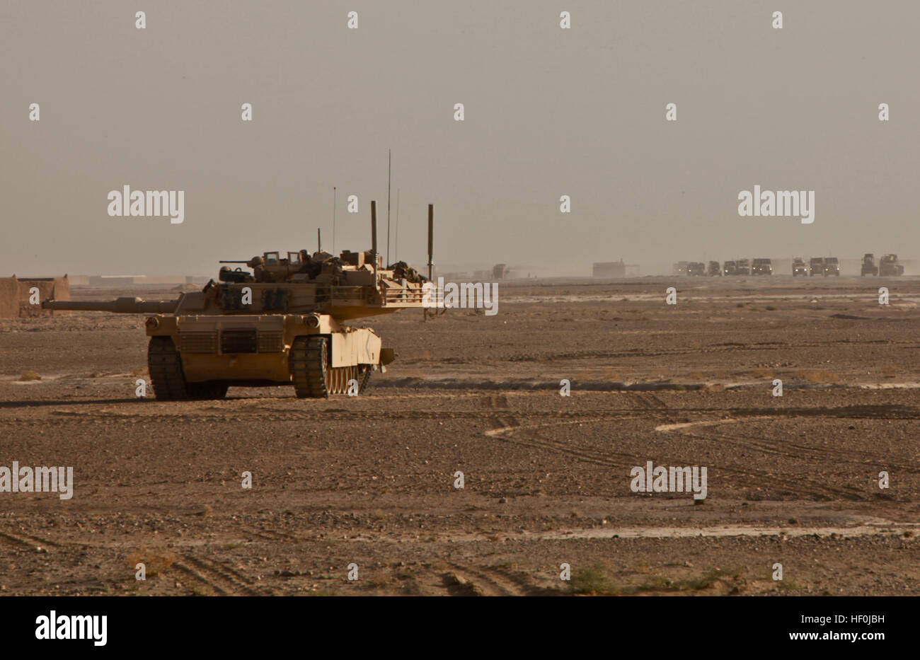 Avamposto di combattimento GHAZAY SHIR, Afghanistan - un serbatoio fornisce overwatch per decine di veicoli il miglioramento di una strada sterrata. M1A1 principale battaglia serbatoi sono in grado di gestire efficacemente target e impegnare il nemico da migliaia di metri di distanza, il che li rende una parte effettiva di oggi la forza di combattimento. Serbatoio di arma letale, il lavoro di squadra 110811-M-PE262-162 Foto Stock