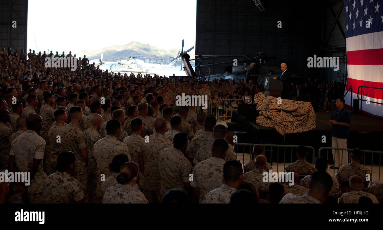 Stati Uniti Vice presidente Joe Biden parla di Marines, marinai e le loro famiglie a Hangar 105 su Marine Corps base Hawaii Agosto 25. Più di mille spettatori radunati per ascoltare Biden indirizzo del. "Mi auguro a tutti di mogli, figli e figlie erano qui perché l'America deve loro," Biden ha detto. "In tutta la storia, alcuna generazione di famiglie ha avuto a che fare con distribuzioni ripetute come hai." Dopo il suo commento alle truppe, Biden ha preso tempo dopo per agitare le mani e posare per fotografie con ogni persona che è venuto in avanti per incontrarlo. Il vice presidente arrestato in Hawaii dopo nove giorni di viaggio Asia Foto Stock