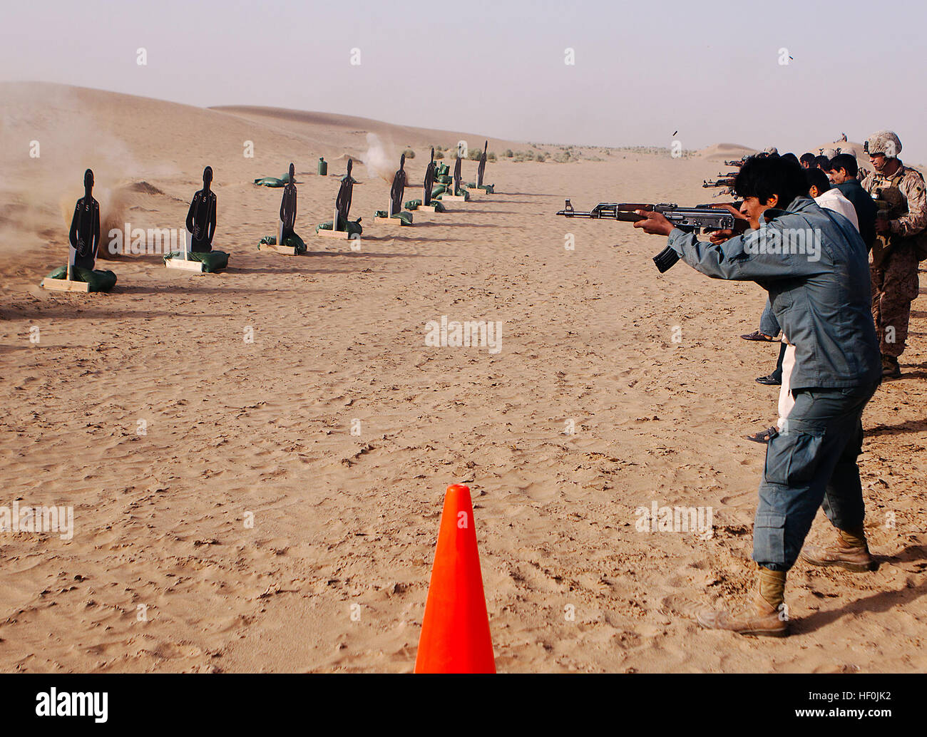 Distretto di GARMSIR, provincia di Helmand, Afghanistan - Gli studenti con la locale afghano accademia di polizia, insegnata da marines con 1° Battaglione, 3° Reggimento Marine, fuoco loro AK-47 fucili a canna rigata durante una classe di precisione di tiro qui il Agosto 29. La classe di precisione di tiro è parte del secondo tre settimane di ALP academy condotta in Garmsir. Il governo afgano introduce la polizia locale programma di Garmsir 110829-M-ED643-008 Foto Stock