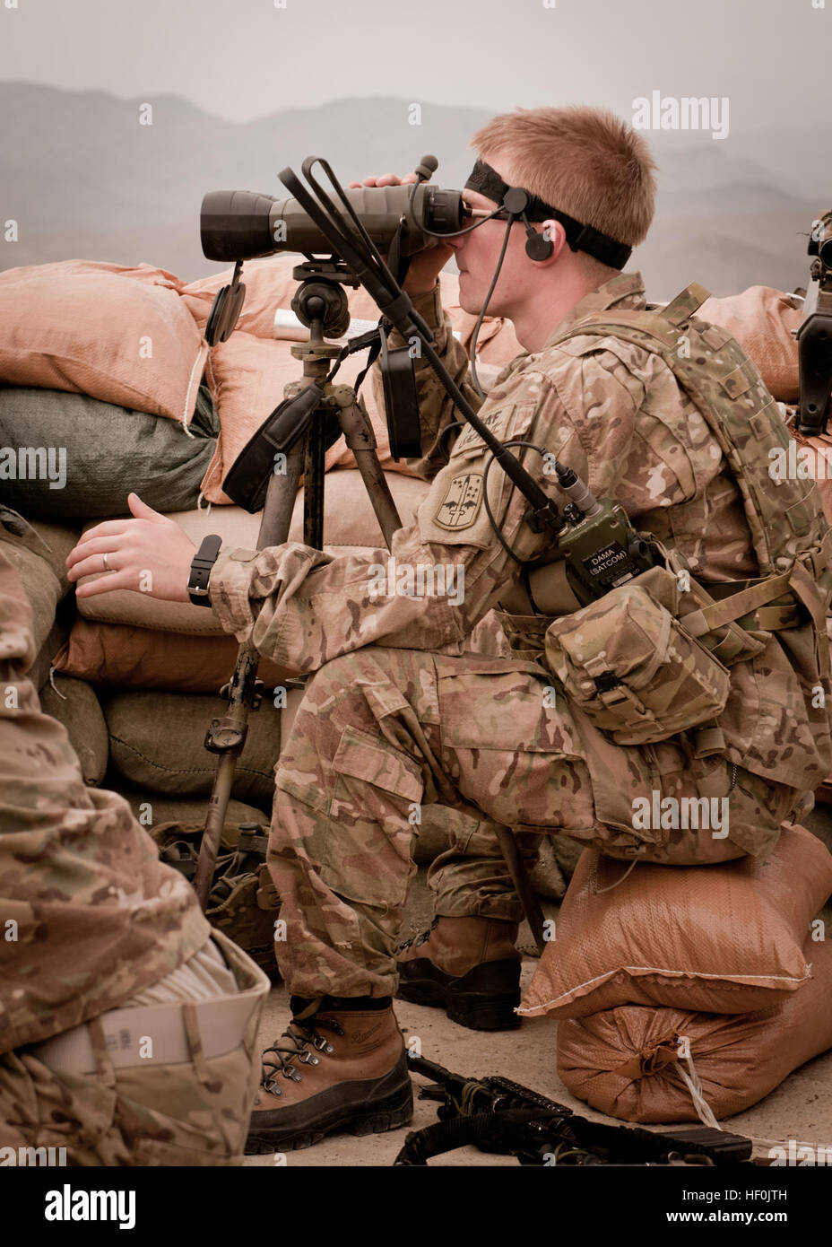 Un cecchino/osservatore con la società C, 2° Battaglione, ventottesimo Reggimento di Fanteria, 172nd della brigata di fanteria, esegue la scansione dei campi circostanti avamposto di combattimento Margah dopo un agguato insorti contro un esercito nazionale afghano patrol. La pattuglia di ANA ha rotto attraverso l agguato e catturato tre insorti. Flickr - DVIDSHUB - Occhi su immagine (15 di 28) Foto Stock