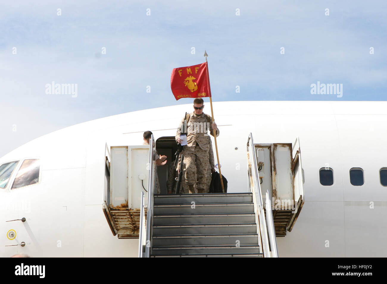 Stati Uniti Marine Corps Sgt. Morgan Jones, cellule di meccanico, pesante elicottero Marine Squadron 463, porta la HMH-463 guidon a bordo Marine Corps Air Station Kaneohe Bay, Sett. 17, 2011. Circa 160 marines e marinai attaccato al HMH-463 e Marine Logistica Aerea Squadron 24 tornò a MCAS Kaneohe Bay dopo aver completato un periodo di sette mesi di deployment in Afghanistan a sostegno dell'Operazione Enduring Freedom. Tornando a casa 110917-M-DX861-010 Foto Stock