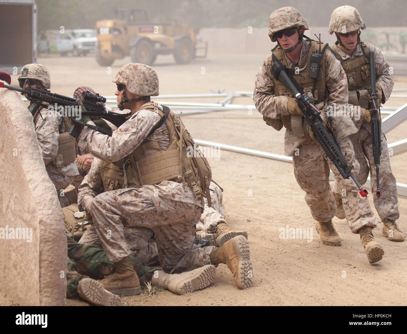 Una squadra con 2° Battaglione, 3° Marines, trovare copertura dietro una parete durante uno scenario ott. 21 per la riapertura del MOUT Città in Marine Corps Area Formazione soffietto. Mercati, campi da calcio, piccoli negozi di elettronica e un schoolhouse sono alcune delle funzioni aggiunte per rendere la città più vicino a somiglianza come possibile. Mentre Marines pratica scenari di combattimento potrebbero catturare il profumo dei capi di bestiame e i mercati delle carni e i suoni di abbaiare i cani e i bambini a parlare dall'odore e generatori di suono impostato per tutto il sito. La prossima generazione MOUT è qui 111021-M-CS947-003 Foto Stock