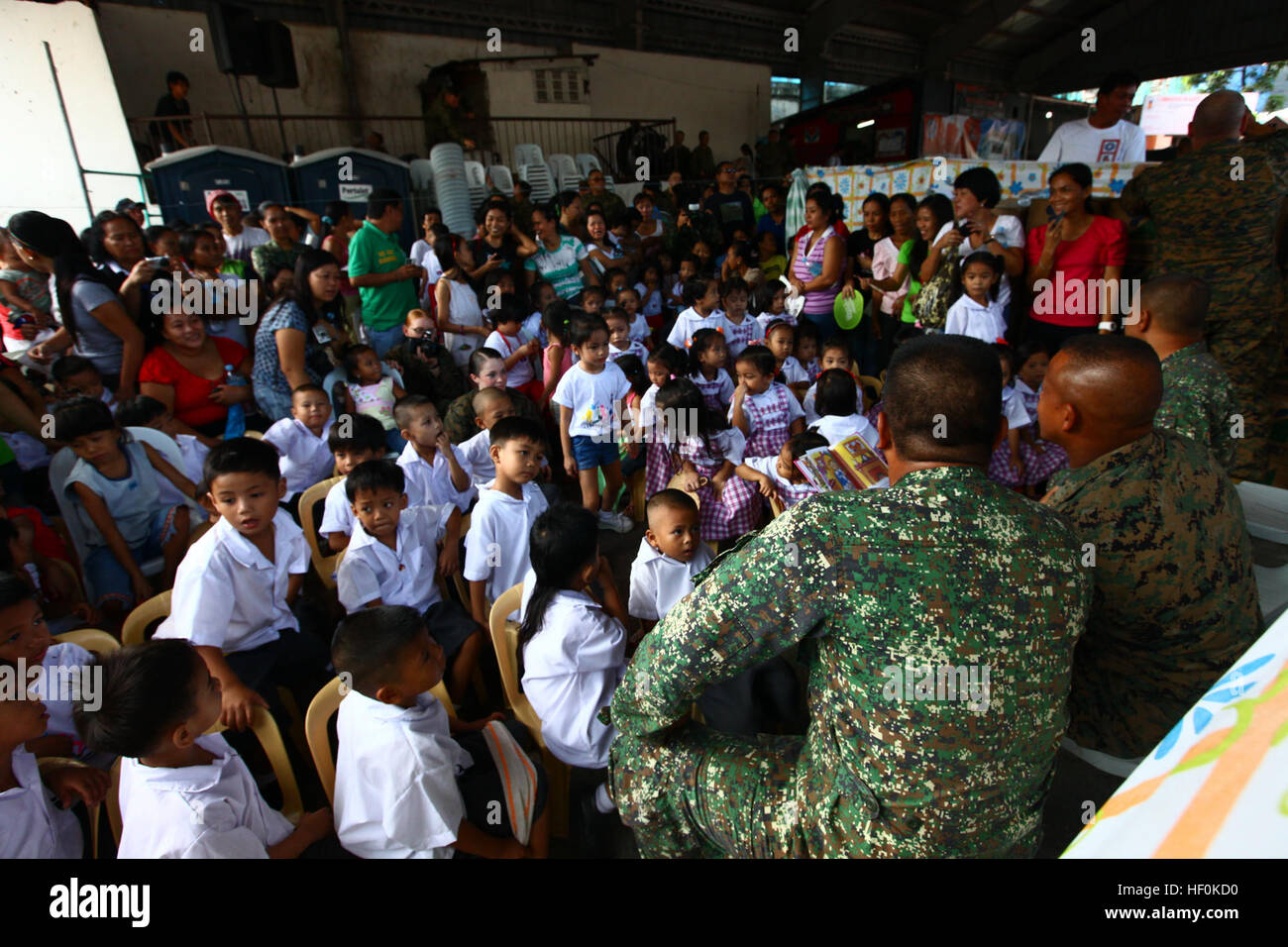 Brig. Gen. Craig Q. Timberlake, 3° Marine Expeditionary Brigade comandante generale, legge un libro a un gruppo di ragazzi locali durante una comunità progetto relazioni (COMREL) in Taguig City, Repubblica delle Filippine durante lo sbarco esercizio 2012 (PHIBLEX 2012). Le forze americane stanno partecipando al PHIBLEX 2012 su invito del governo della Repubblica delle Filippine. Marines e marinai lavoreranno fianco a fianco con i loro omologhi delle Filippine per effettuare una serie di civili-militari (OCM), per includere engineering, dentale, medici e azione civile progetti. (U.S. Mari Foto Stock