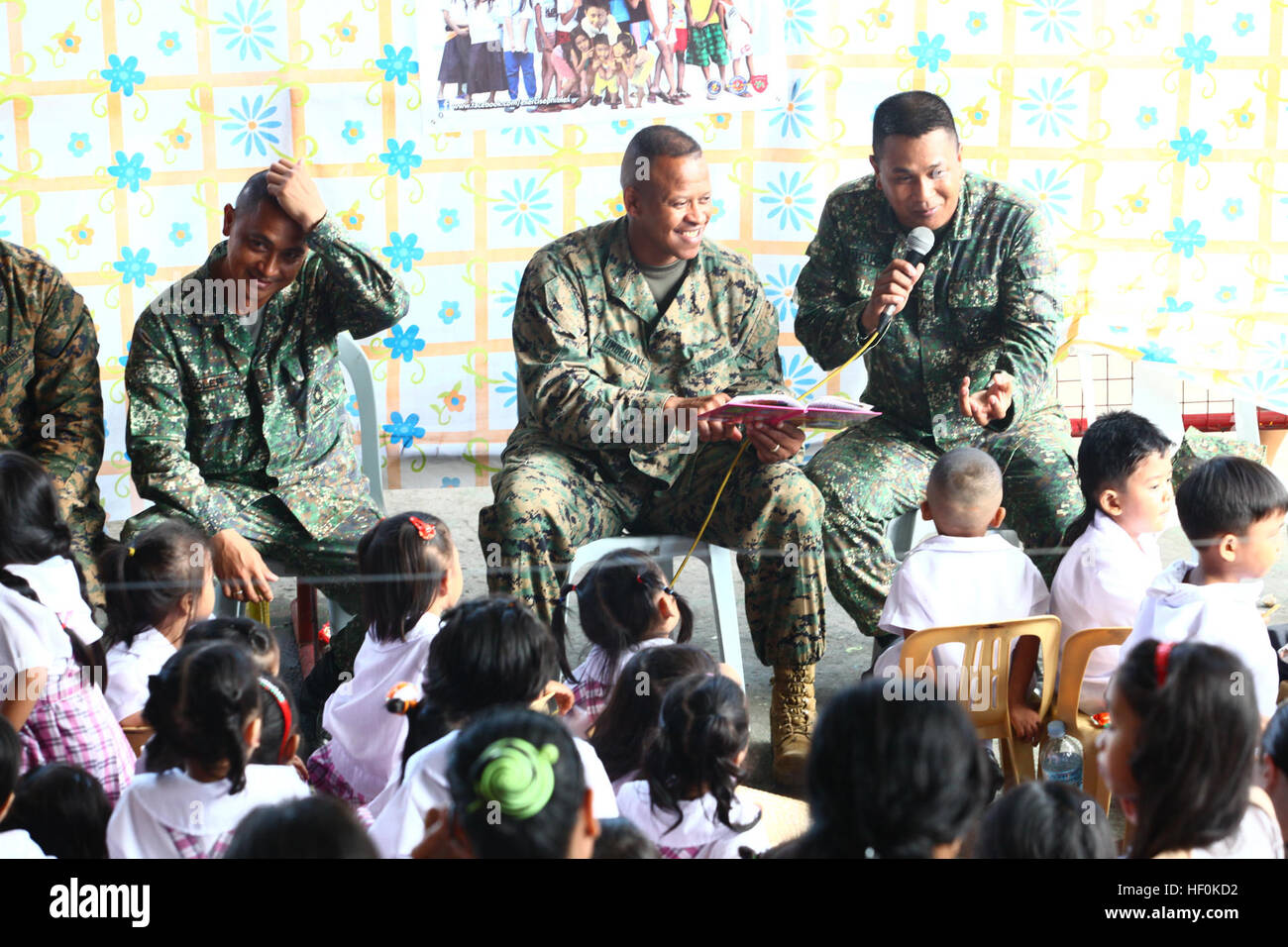 Brig. Gen. Craig Q. Timberlake, 3° Marine Expeditionary Brigade comandante generale, legge un libro a un gruppo di ragazzi locali durante una comunità progetto relazioni (COMREL) in Taguig City, Repubblica delle Filippine durante lo sbarco esercizio 2012 (PHIBLEX 2012). Le forze americane stanno partecipando al PHIBLEX 2012 su invito del governo della Repubblica delle Filippine. Marines e marinai lavoreranno fianco a fianco con i loro omologhi delle Filippine per effettuare una serie di civili-militari (OCM), per includere engineering, dentale, medici e azione civile progetti. (U.S. Mari Foto Stock