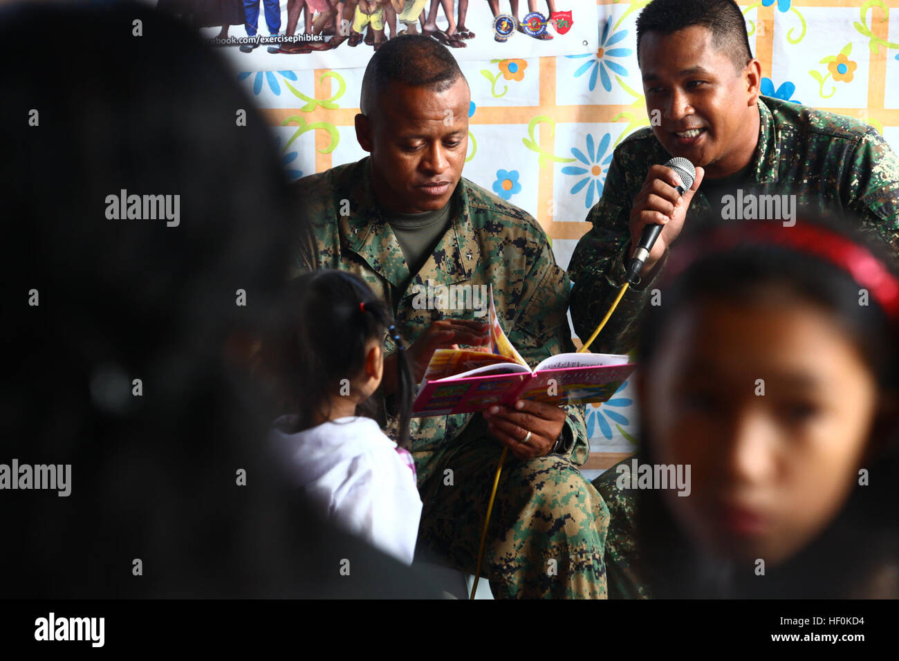 Brig. Gen. Craig Q. Timberlake, 3° Marine Expeditionary Brigade comandante generale, legge un libro a un gruppo di ragazzi locali durante una comunità progetto relazioni (COMREL) in Taguig City, Repubblica delle Filippine durante lo sbarco esercizio 2012 (PHIBLEX 2012). Le forze americane stanno partecipando al PHIBLEX 2012 su invito del governo della Repubblica delle Filippine. Marines e marinai lavoreranno fianco a fianco con i loro omologhi delle Filippine per effettuare una serie di civili-militari (OCM), per includere engineering, dentale, medici e azione civile progetti. (U.S. Mari Foto Stock