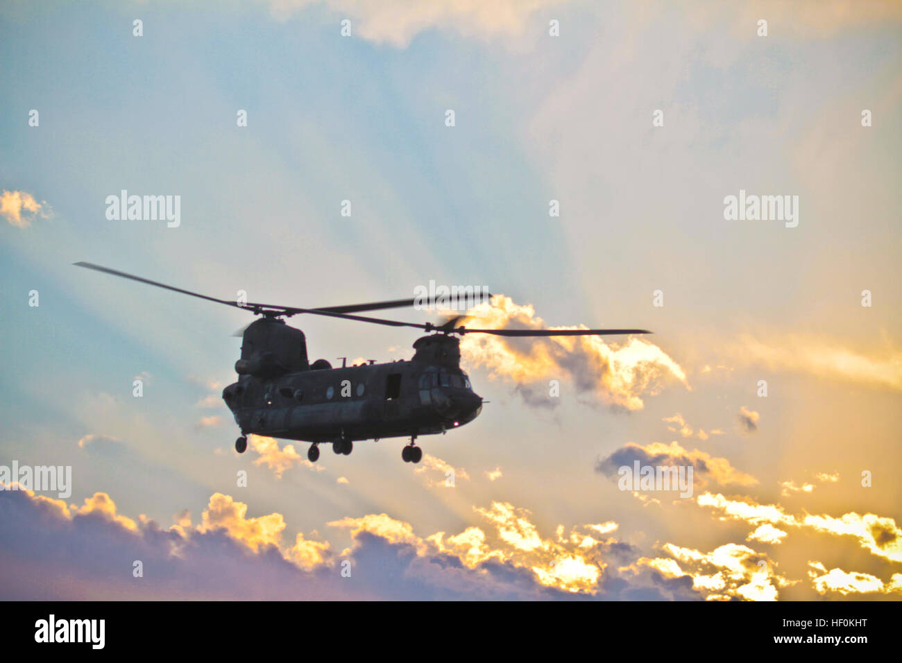 Un U.S. Esercito CH-47 Chinook decolla da Bagram Air Field, Afghanistan, 5 Nov 2011. Flickr - DVIDSHUB - Sera il decollo (immagine 2 di 3) Foto Stock
