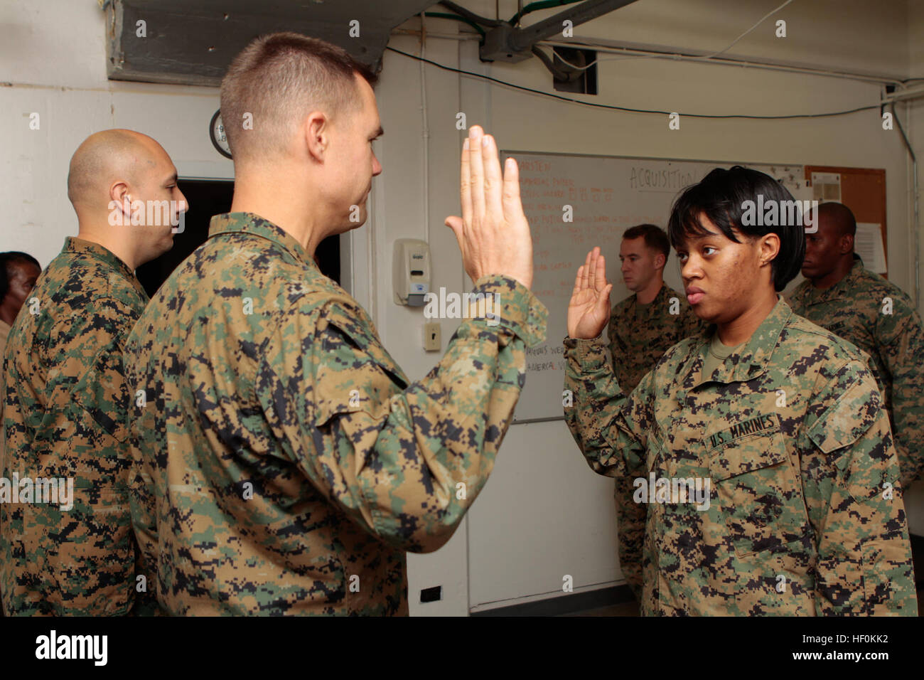 Stati Uniti Marine Lt. Col. Kip Bunten, U.S. Marine Corps forze, Pacifico (MARFORPAC), dà il sottufficiale's creed a CPL. Ashley Perkins (destra), MARFORPAC, durante la sua cerimonia di promozione su Camp H.M. Smith, Hawaii, nov. 10, 2011. Perkins è promosso da caporale a sergente. (U.S. Marine Corps foto di Cpl. Kristian S. Karsten/RILASCIATO) Perkins' promozione 111110-M-ZH551-004 Foto Stock