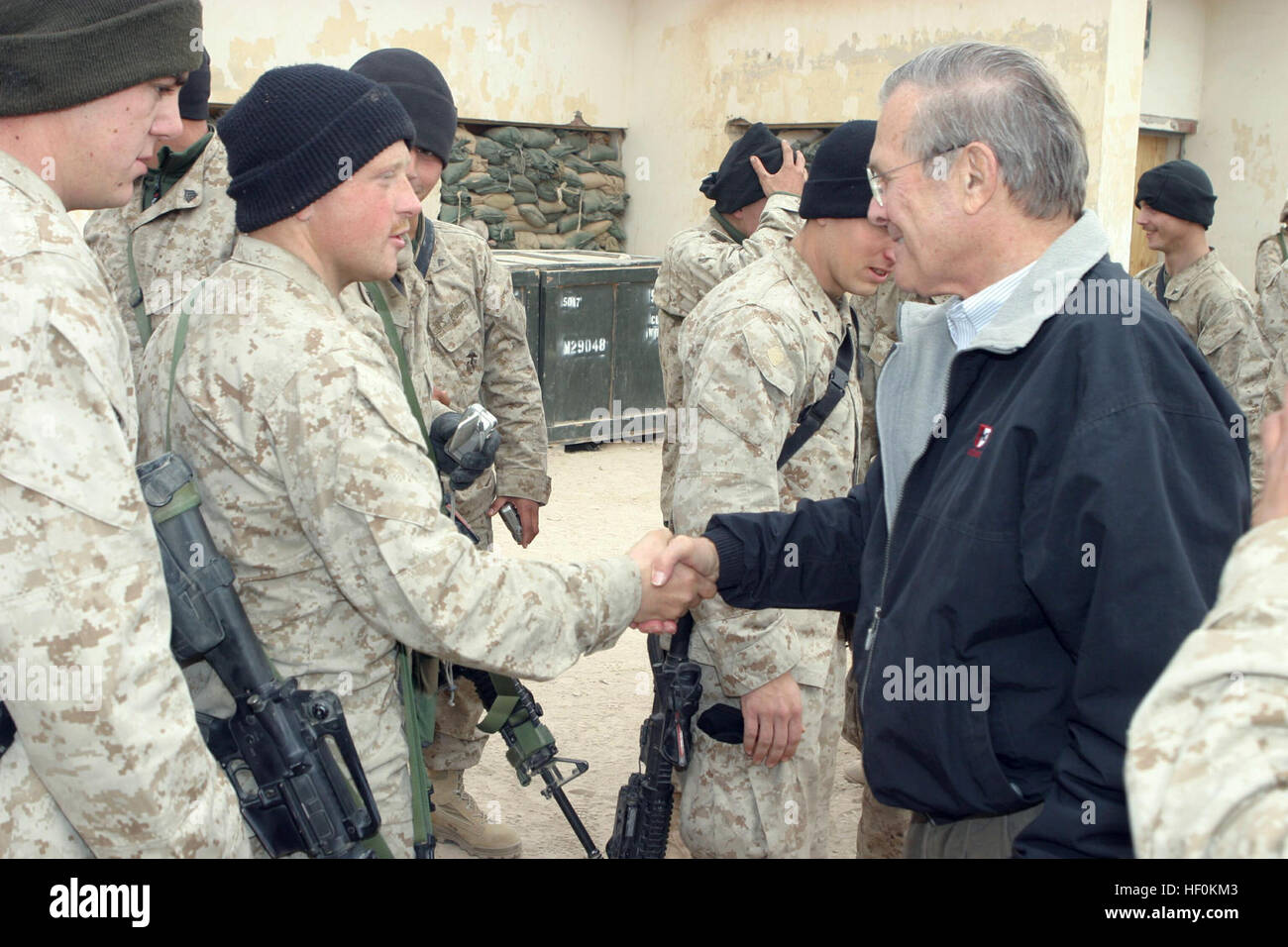 041224-M-8096K-058 Camp Fallujah in Iraq (dec. n. 24, 2004) - Il Segretario della Difesa (SECDEF), Donald Rumsfeld, visita con Marines, marinai e soldati a Camp Fallujah in Iraq. Rumsfeld ha ringraziato tutti i membri del servizio per il loro duro lavoro e la dedizione durante la stagione delle vacanze. Stati Uniti Marine Corps photo by Lance Cpl. Daniel J. Klein (rilasciato) Navy US 041224-M-8096K-058 Segretario della Difesa (SECDEF), Donald Rumsfeld, visita con Marines, marinai e soldati a Camp Fallujah in Iraq Foto Stock