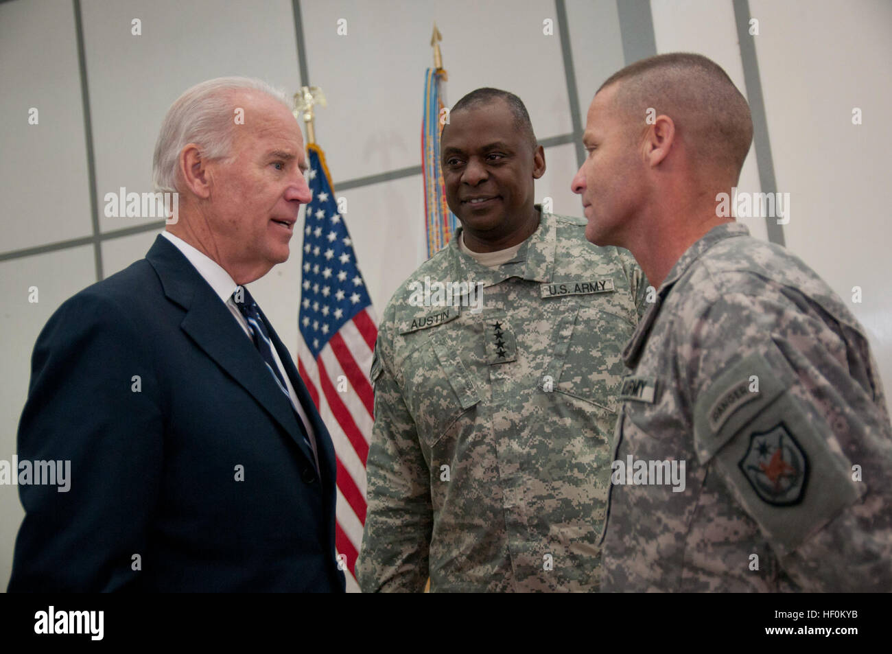 Vice presidente Joe Biden colloqui con gli Stati Uniti in Iraq le forze di commander, Gen. Lloyd J. Austin III e il comando Sgt. Il Mag. Earl riso del XVIII Airborne Corps, dopo svelando la medaglia d'impegno. Dal 1 dicembre 2011, segna l'Iraq per giornata di impegno. La cerimonia ha ospitato da parte del governo iracheno di Al Faw Palace, a Baghdad, Iraq sarebbe l'ultimo del suo genere come le forze degli Stati Uniti continuare a disegnare fuori dall'Iraq. Stati Uniti Vice presidente Joe Biden, ha colto l'occasione per ringraziare USA e Iraq i membri del servizio per tutti i sacrifici che hanno portato alla fine di quasi un decennio lunga guerra. Flickr - DVIDSHUB - Giorno di Co Foto Stock