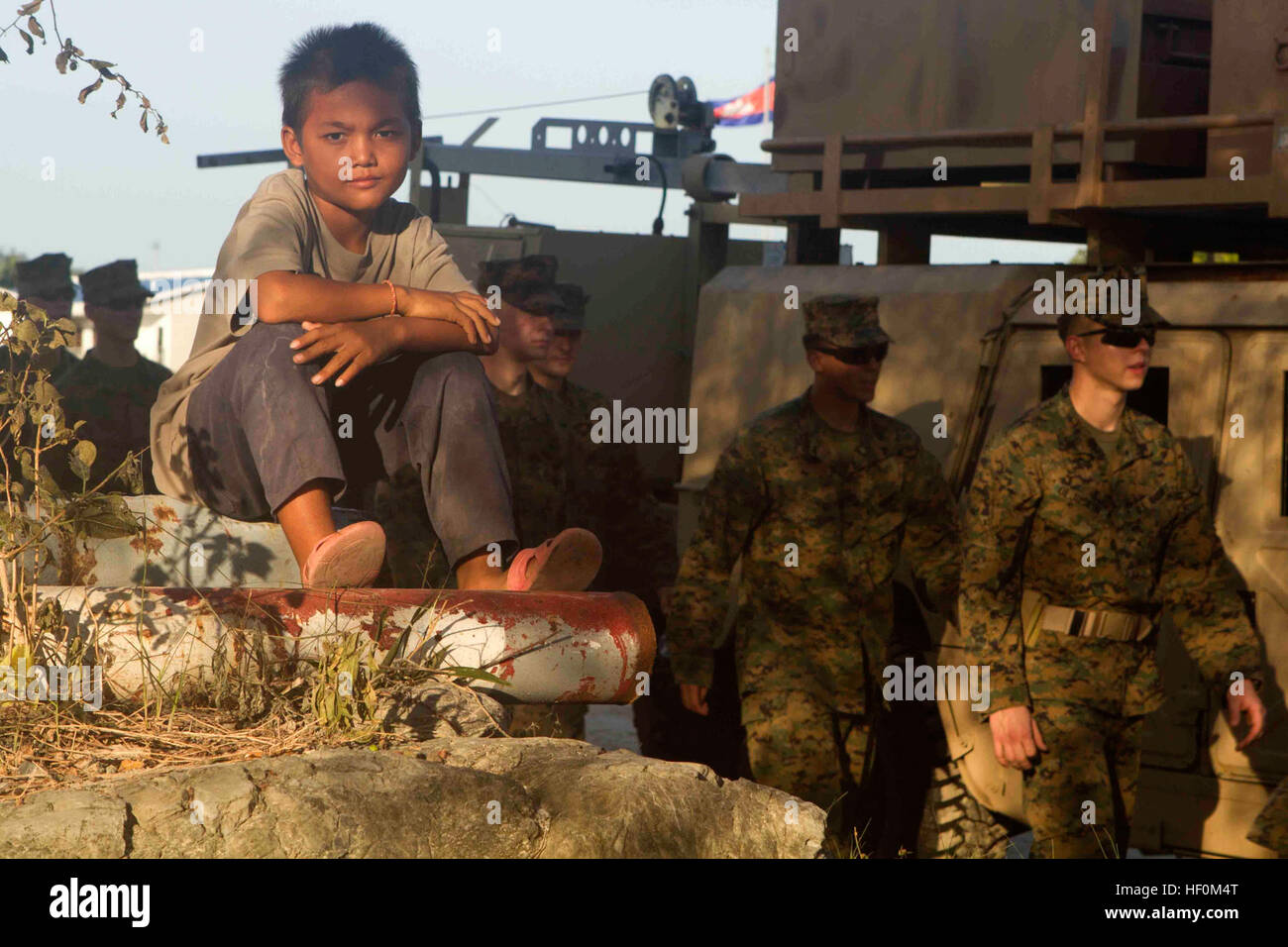Marines con il Camp Pendleton, California,- basato undicesimo Marine Expeditionary Unit a piedi una strada qui dic. 12 per prendere parte a un aiuto umanitario e assistenza di disaster relief esercizio tra la Royal cambogiano le forze armate degli Stati Uniti e di marinai e Marines. L'unità distribuite da San Diego nov. 14 e arrivati in Asia sudorientale dic. 11 come parte di una regolare distribuzione pianificata. Undicesimo MEU in Cambogia per la cooperativa esercizio 111212-M-EE799-023 Foto Stock