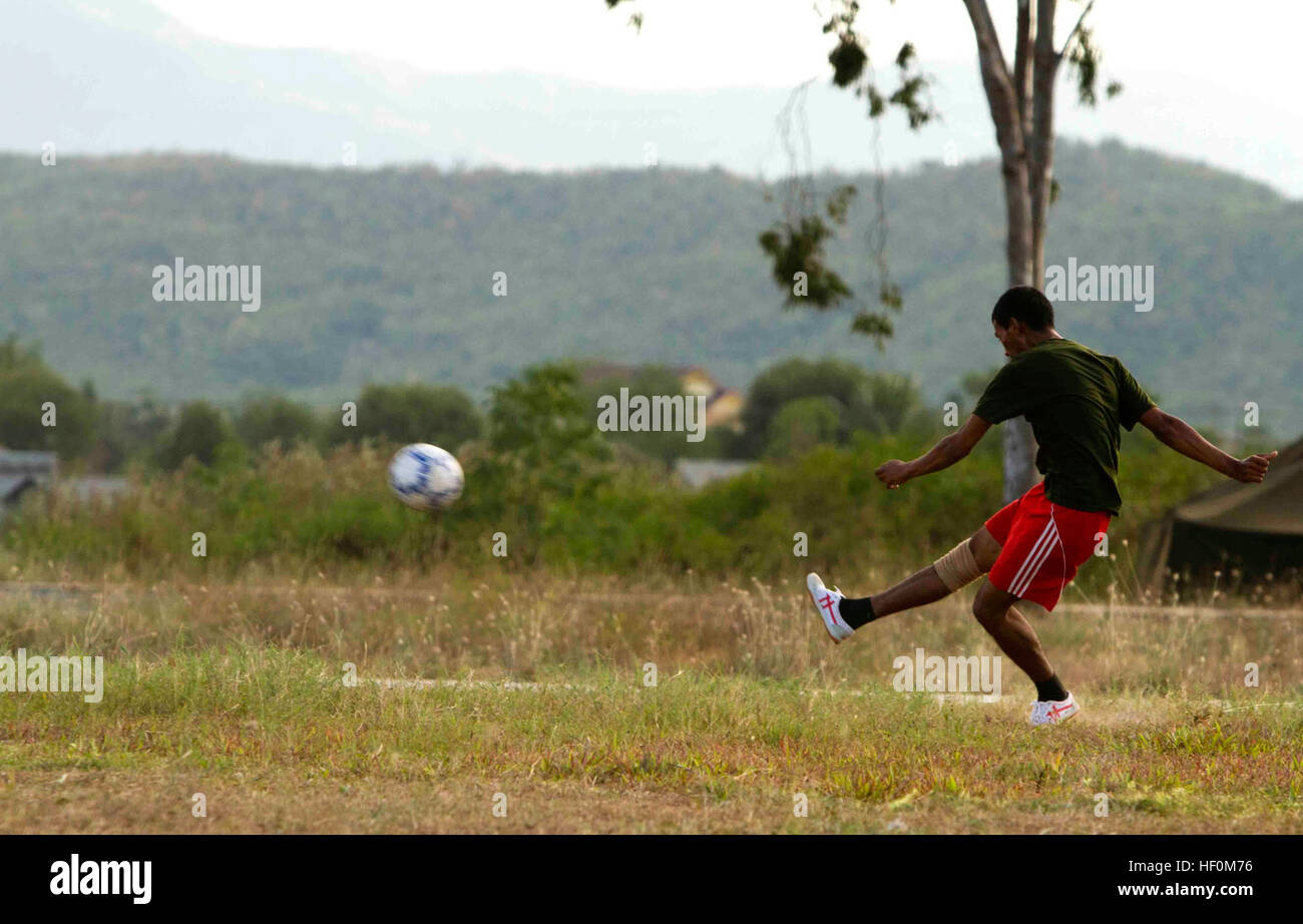Un membro della Royal cambogiano di forze armate calci un pallone da calcio in operazioni di Peacekeeping Training Center dic. 17 durante una partita amichevole nei confronti degli Stati Uniti Marines e marinai con xi Marine Expeditionary Unit. Il Camp Pendleton-, California, basato su unità Marine imbarcati tre U.S. Navi della Marina militare in San Diego nov. 14 e arrivati in Asia sudorientale dic. 11 come parte di una regolare distribuzione pianificata. Operazioni di Peacekeeping Training Center ospita unità di sangue e la partita di calcio 111217-M-EE799-379 Foto Stock