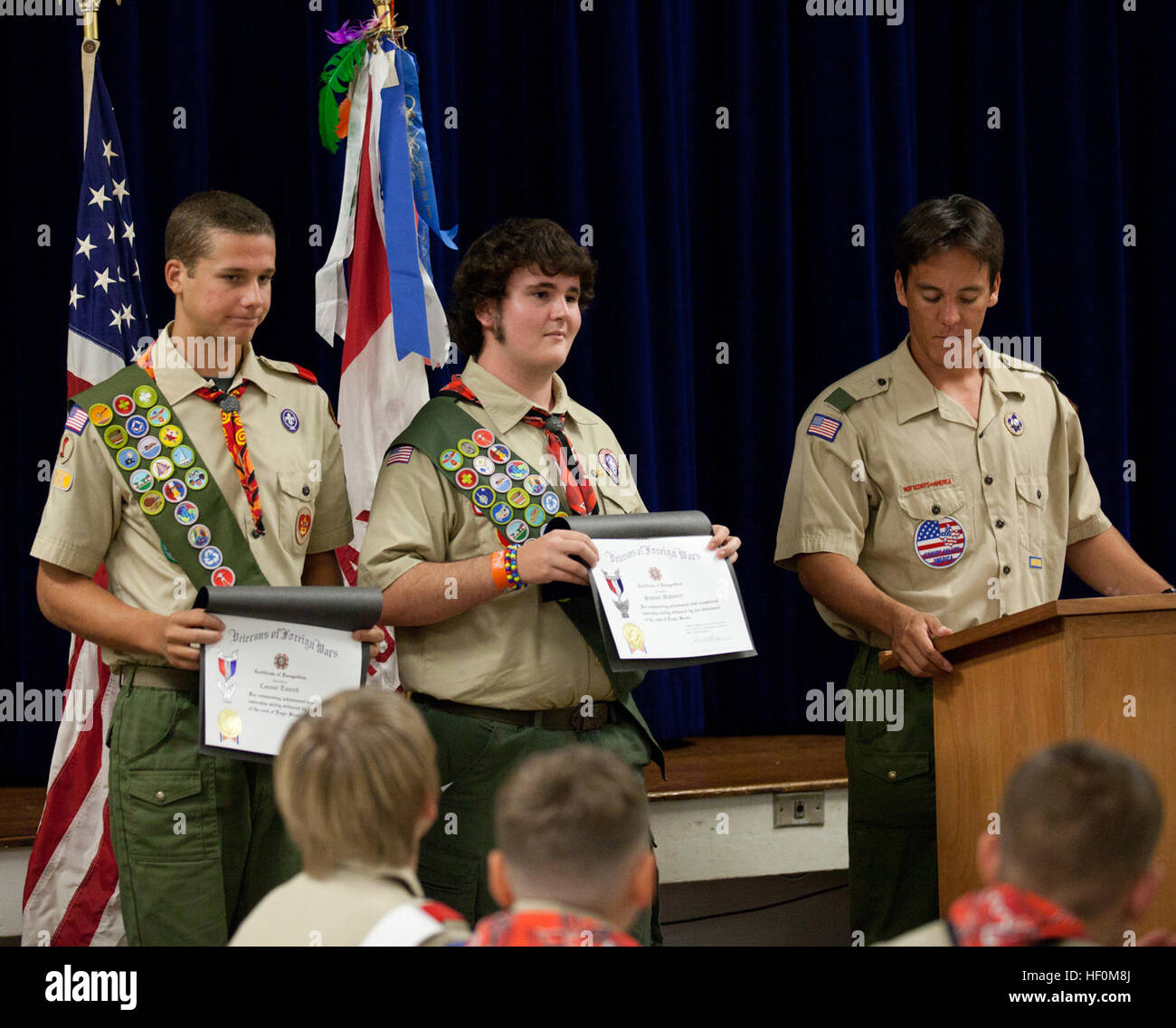 Connor Tourek, 18, e Sam Mahoney, 18, vengono premiati con i certificati di riconoscimento da parte dei veterani delle guerre straniere durante il loro Eagle cerimonia Scout, Dicembre 20, a Mokapu scuola elementare. Come i militari, gli scout deve non solo guadagnano badge e premi, ma anche pianificare, sviluppare e fornire la leadership per altri scout durante i progetti comunitari. Questi risultati sono obbligatorie prima di salire al livello successivo. E Tourek Mahoney guadagnato 21 meritano i badge e completate tutte le operazioni necessarie prima di diventare un aquila Scout, l'ultimo rango nel Boy Scouts of America. "È un grande sollievo perché Foto Stock