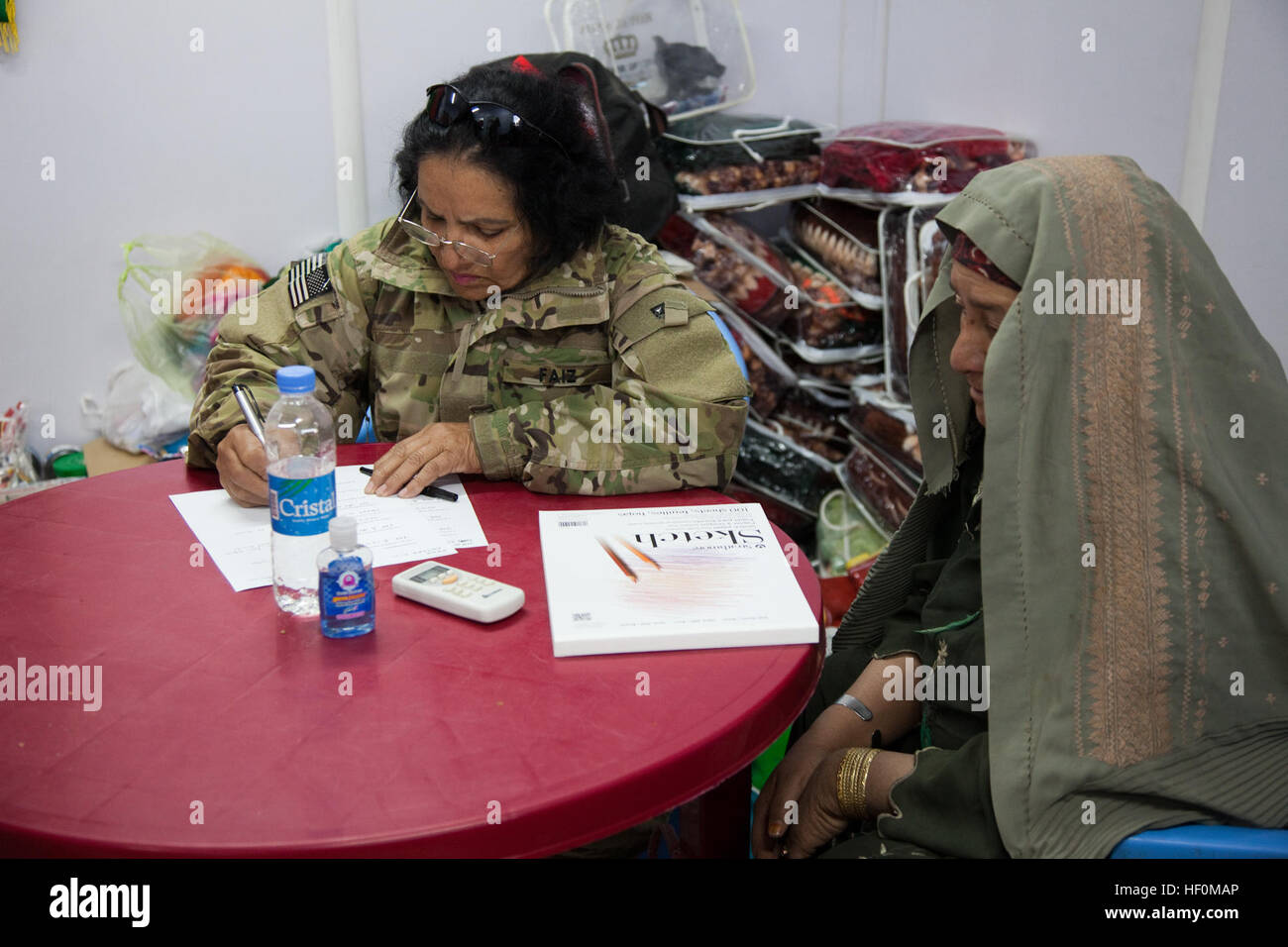 Donne locali incontro con i membri dell'innesto femmina Team al centro della donna al di fuori della posizione di avanzamento Base Operativa Pasab, provincia di Kandahar, Afghanistan, Gen12, 2012. (U.S. Video dell'esercito da Spc. Kristina Truluck, 55th Signal Company) in avanti base operativa della attività Pasab 120112-A-VB845-039 Foto Stock