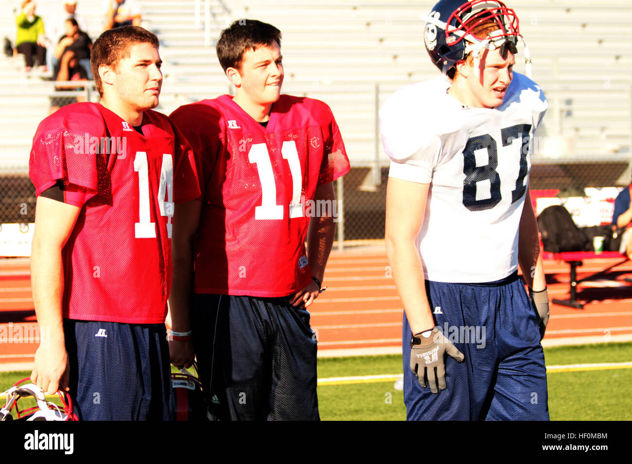 Terzino Phil Nelson, #14 e estremità a tenuta e punter Maxx Williams, #87, sono utilizzati per il rivestimento su lati opposti della sfera. Tutto ciò che sta cambiando ora, come i due amici e ex di alta scuola rivali preparare per adattarsi fino ad est il team durante la Semper Fidelis ciotola All-American, programmato per gennaio 3, 2012, al Chase Field qui. "Questa è la prima volta che siamo stati nella stessa squadra", ha detto Nelson, nativo di Mankato, Minn. "Abbiamo sempre avuto gli uni contro gli altri in modo questo è cool", ha aggiunto Williams, nativo di Waconia, Minn., circa 60 miglia di distanza da Mankato. Pur giocando per la squadra di est dur Foto Stock