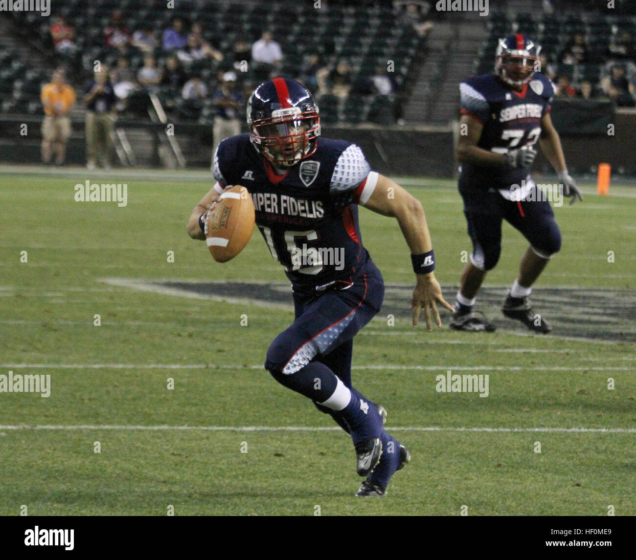 Quarterback Nick Patti sprint al di fuori della tasca, fuggendo difensori come egli cerca una destinazione aperta durante una trasmissione per l'Est in Semper Fidelis ciotola All-American gen. 3. Patti, un nativo di Orlando, giocato ad alta scuola calcio presso il dott. Philips di alta scuola in Florida ed è accettata a Boise State University. L Occidente ha combattuto il loro modo per una vittoria 17-14 sopra l'Est. La Semper Fidelis ciotola All-American è il culmine di un partenariato yearlong tra Marine Corps il reclutamento di comando e Junior di rango, un'organizzazione dedicata allo sviluppo della prossima generazione di studenti-atleti. Semper Fi Foto Stock