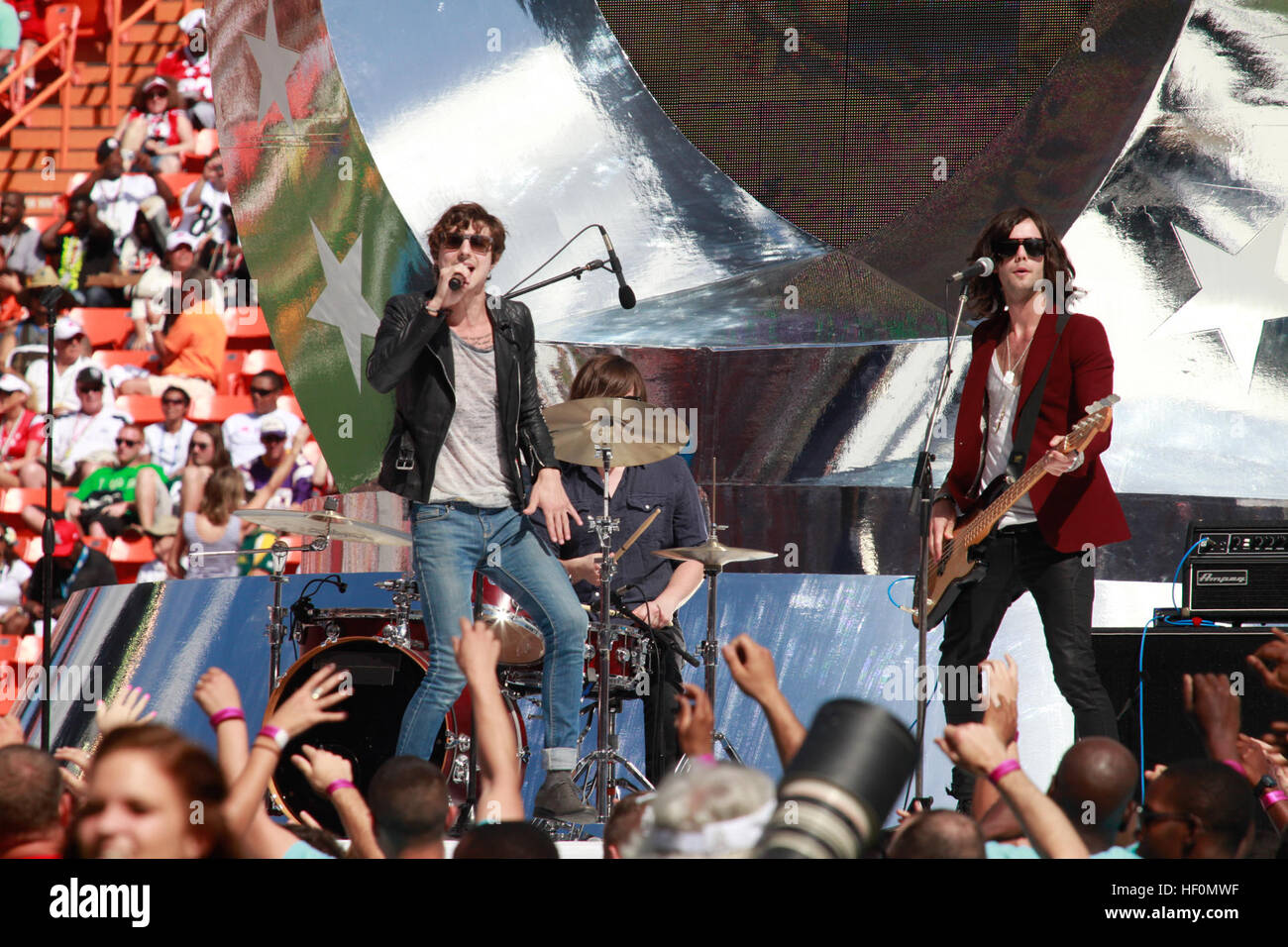 La band, Hot Chelle Rae, esegue durante le cerimonie di apertura dell'Aloha Stadium durante la National Football League 2012 Pro Bowl gioco a Honolulu, Hawaii, 29 gennaio, 2012. Il Pro Bowl 2012 120129-M-DX861-055 Foto Stock