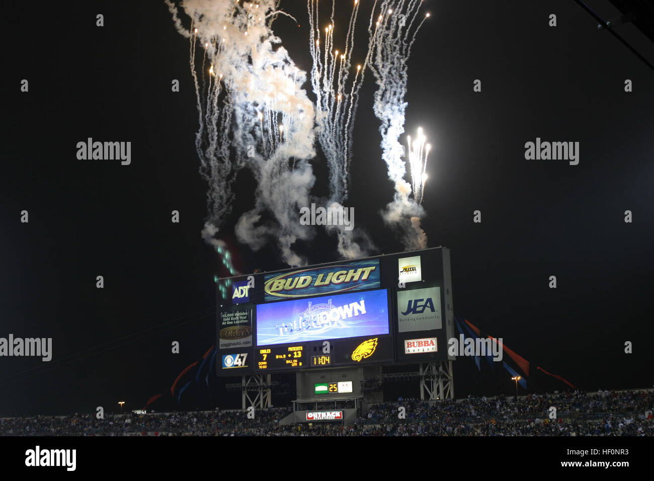 Fuochi d'artificio shoot off dopo un touchdown al Super Bowl XXXVIII. Picchietti è andato a sbattere le aquile 24-21. II Marine forza expeditionary Marines hanno potuto partecipare utilizzando i biglietti al Cleveland Browns' Hats Off to eroi programma. Alltel Stadium durante il Super Bowl XXXIX 2 Foto Stock
