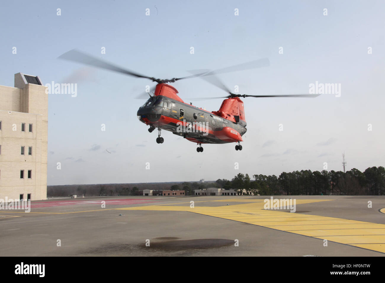 Un HH-46E Sea Knight da Marine Corps Air Station Cherry Point atterra sul Vidant Medical Center eliporto, in Greenville, N.C., 1 marzo. Sempre pronto 120301-M-EY704-376 Foto Stock