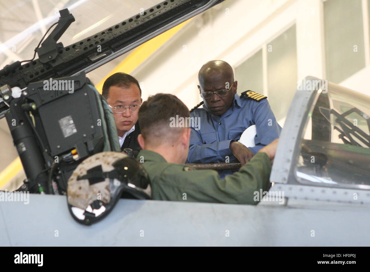 Lt. Col. Joan Hin Lee, a sinistra un nativo di Singapore e il cap. Seth Coomson, a destra, un Accra, Ghana, native, sia internazionali ufficiali con il Expeditionary Warfare Gruppo formazione frequentando il International Senior Officer anfibio corso di pianificazione, ricevere un tour del cockpit di un F/A-18 a bordo Marine Corps Air Station Miramar, California, il 8 marzo. Gli ufficiali' visita anche incluso tours di Marine Fighter Squadron di attacco 314, la sopravvivenza di aviazione Training Center e una polizia militare cane da lavoro dimostrazione. Tour de Marine Corps Air Station Miramar 120308-M-OB827-009 Foto Stock