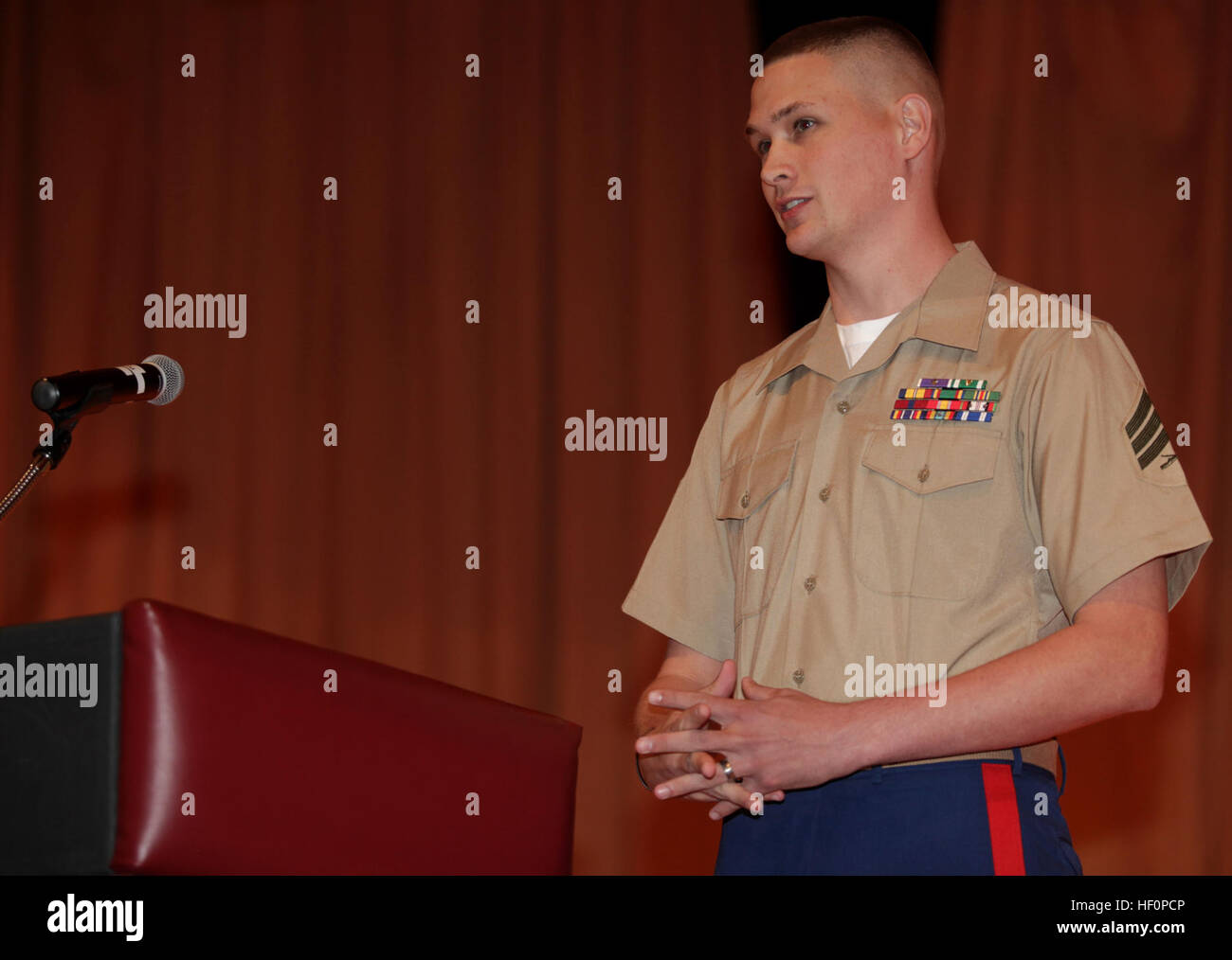 Matt Ellis, un ex marine sergente e Lumberton diplomato, parla durante il suo cuore viola cerimonia presso la high school, 27 marzo Lumberton, N.C. Ellis, che ha laureato high school in 2007 prima di unire il Marine Corps, ha restituito alla zona e ora funziona come un Vice Sheriff per Hokes County. Homegrown hero torna alle radici; Ex Marine, Lumberton alta grad riceve 2a cuore viola a Natale 120327-M-FZ505-033 Foto Stock