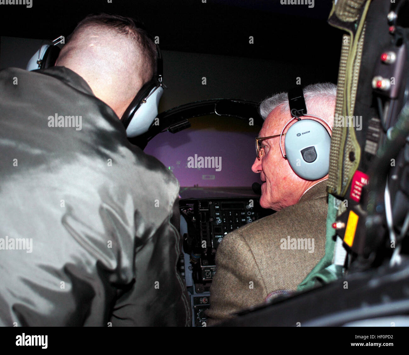 Ritirato U.S. Marine Corps Col. Wesley Fox, destra, una medaglia d'onore destinatario, vola un AV-8B Harrier II Plus simulator sotto le istruzioni del tenente Col. Russel Sanborn, comandante, Marine squadrone di attacco (VMA) 542, al Marine Corps Air Station Cherry Point, N.C., Feb 25, 2005. Fox ha ricevuto la medaglia di onore per azioni eroiche durante la Guerra del Vietnam. (U.S. Marine Corps photo by Lance Cpl. Sheila M. Brooks/RILASCIATO) Sanborn e la Volpe nel simulatore Foto Stock