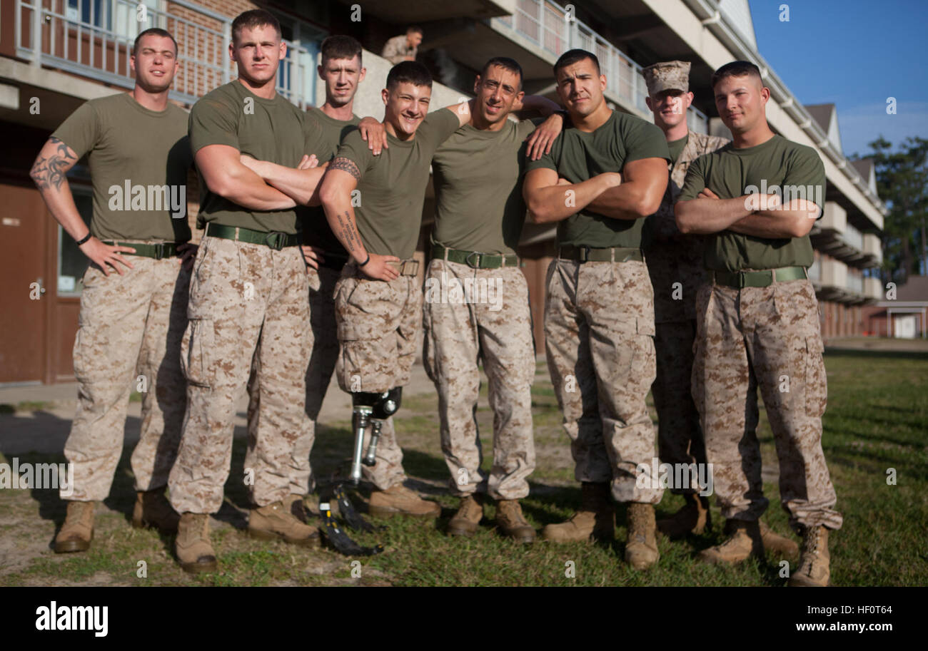 Montville, N.J., lancia nativo Cpl. Adrian Simone, (il quarto da sinistra) un fante con 1° Battaglione, 6° Reggimento Marine, sorge con Marines dalla sua unità dopo lavoro fuori. Simone ha citato il legame tra la fanteria Marines è unico. "Si tratta di un legame rigido per descrivere, otteniamo feriti insieme e ci si fa male insieme. Avete l'orgoglio di essere un Marine, ma anche l'extra orgoglio di essere parte di un affiatato gruppo di ragazzi." New Jersey sopravvive marino blast, ispira fratelli 120508-M-HB024-010 Foto Stock