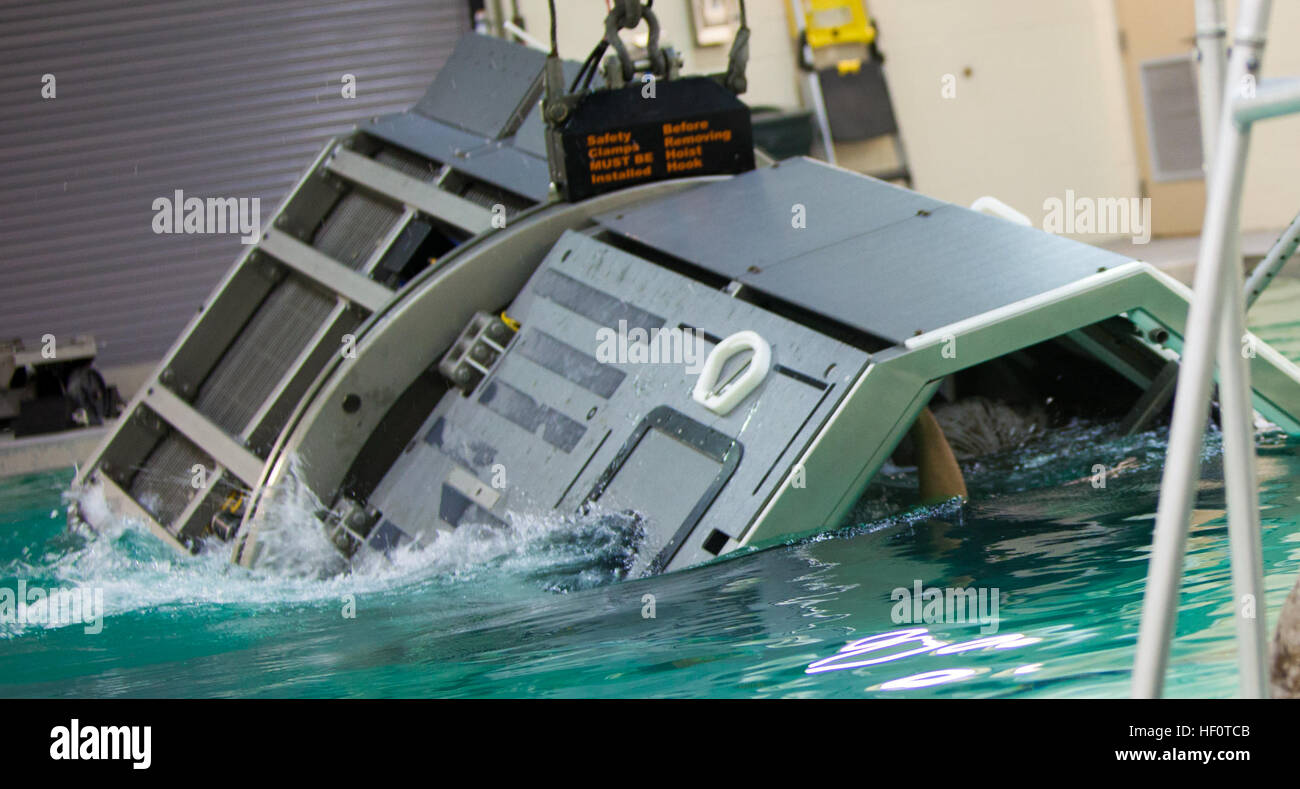Un sistema modulare per la formazione di Egress simulatore è abbassata in una piscina durante un sottomarino di uscita Corso di formazione di Camp Lejeune, N.C., 15 maggio 2012. Marines e marinai della ventiseiesima Marine Expeditionary Unit hanno preso parte a questo corso per imparare a sfuggire un elicottero in caso di atterraggio in acqua. Uscita subacquea Corso di formazione - HELO Dunker 120515-M-così289-014 Foto Stock