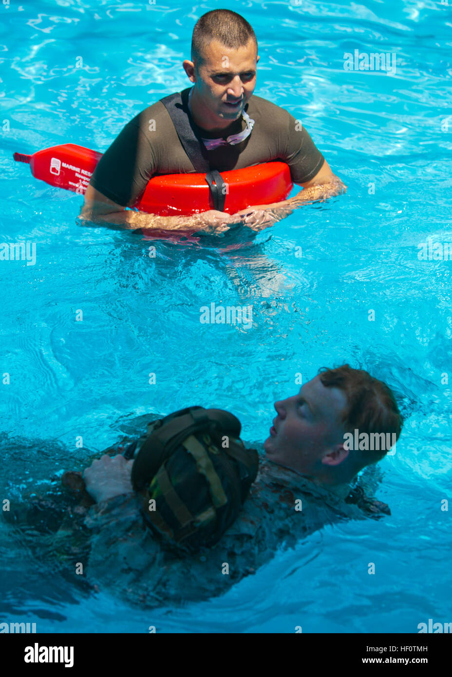 Cpl. Andrew Dennison, 26 Marine Expeditionary Unit sede assistente comandante, nuota 50 metri con un assault pack durante il combattimento marino acqua formazione di sopravvivenza a un addestramento al combattimento piscina sul Camp Johnson, N.C., 24 maggio 2012. Gli Stati Uniti Marine Corps e ventiseiesima MEU sono un assalto anfibio vigore. Pertanto tutti i Marines sono necessari per sapere come sopravvivere nell'acqua. I partecipanti indossare tutti la loro lotta contro l'ingranaggio, tra cui un fucile, elmetto, giubbotto antiproiettile e assault pack, aumentando la loro fiducia in un ambiente distribuito. Marine Corps acqua formazione di sopravvivenza 120524-M-così289-007 Foto Stock