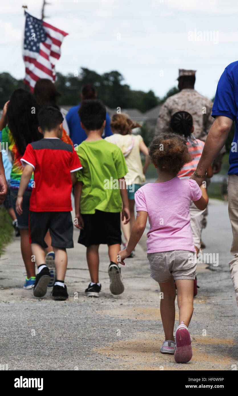 I bambini sfilano lungo le strade di Tarawa Terrazza per lanciare la prima tappa del cammino per l'Afghanistan evento, 6 giugno. I bambini teamed in su con Marines da Marine Corps base Camp Lejeune e Tarawa Terrazza Padiglione della Gioventù personale di affrontare la lunga strada per l'Afghanistan. I bambini di affrontare viaggio in Afghanistan 120606-M-ZB219-037 Foto Stock