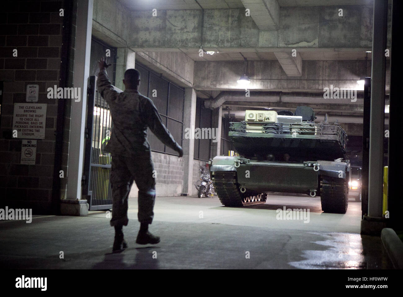 Il personale Sgt. Brandon Rogers, un capo operazioni con 4° battaglione del serbatoio e un nativo di Victoria, Texas, guide di un M1A1 Abrams serbatoio dal parcheggio sotterraneo del Cleveland Browns Stadium, 11 giugno 2012. Il serbatoio è stato uno dei 37 veicoli militari rolling out dello stadio per l'inizio della settimana Marino Cleveland, Giugno 11-17. In aggiunta ai serbatoi, luce veicoli blindati, Amphibious Assault veicoli ad alta mobilità razzo di artiglieria, sistemi di medie veicolo tattico sostituzioni, humvees con torrette mitragliatrici e M-777 obice cannoni guidato attraverso il centro di Cleveland sul loro modo di displa statico Foto Stock