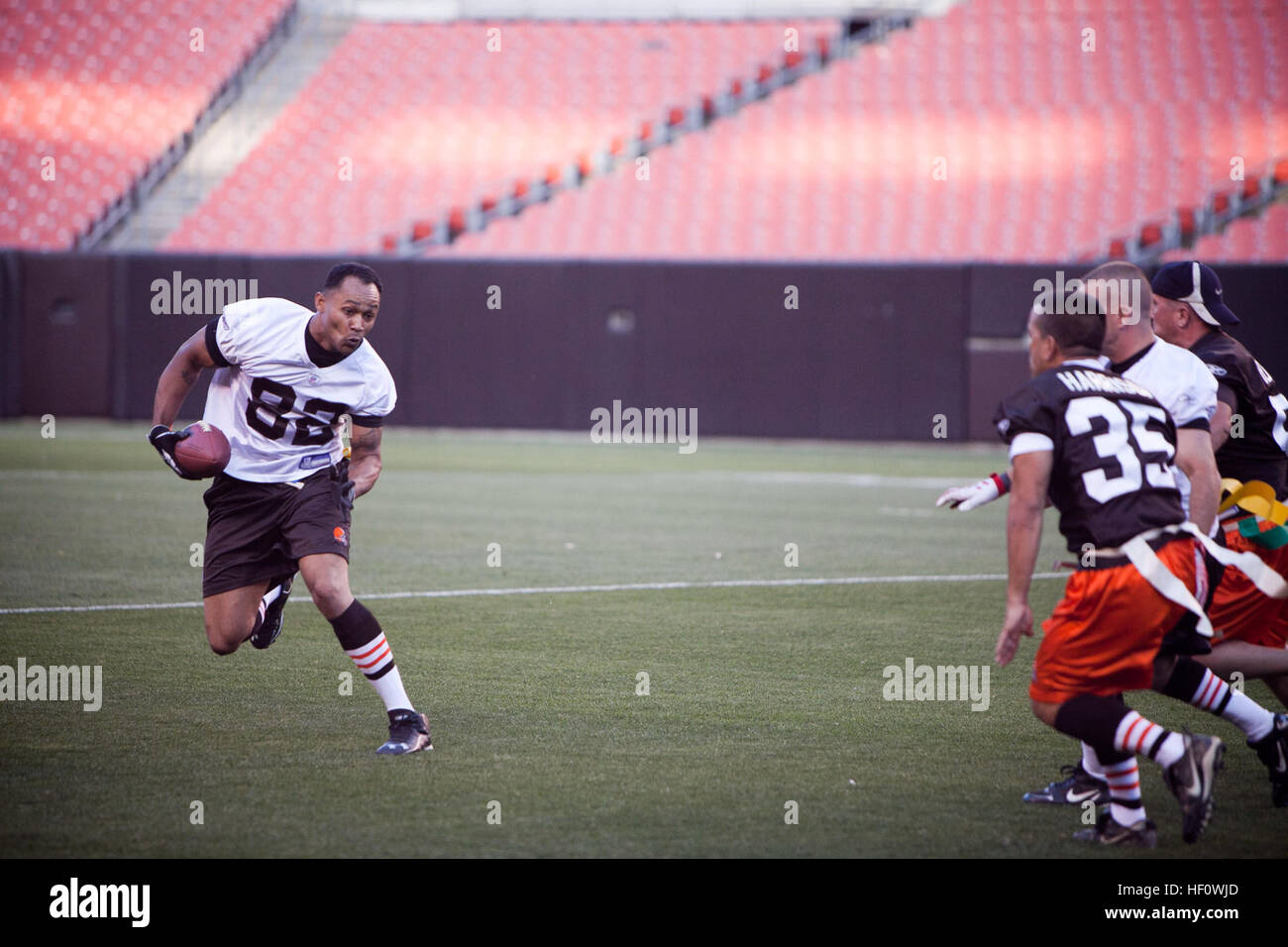 Il personale Sgt. Lopaz Swain, membro del Marine Corps, corre con la palla durante il Marine rispetto a Cleveland primi responder gioco al Cleveland Browns Stadium come parte della settimana Marino Cleveland Giugno 13, 2012. Una grande folla è venuto fuori per supportare la partita amichevole-up, che è uno dei tanti eventi offerti durante la settimana di Marino di Cleveland. A metà tempo il Quantico Marine Corps Band ha suonato diversi numeri e Marines rievocato la bandiera sollevamento su Iwo Jima. La prima emergenza è venuto fuori in cima alla fine del gioco, battendo il Marine Corps team 28-0. Più di 750 marines saranno in Cleveland unt Foto Stock