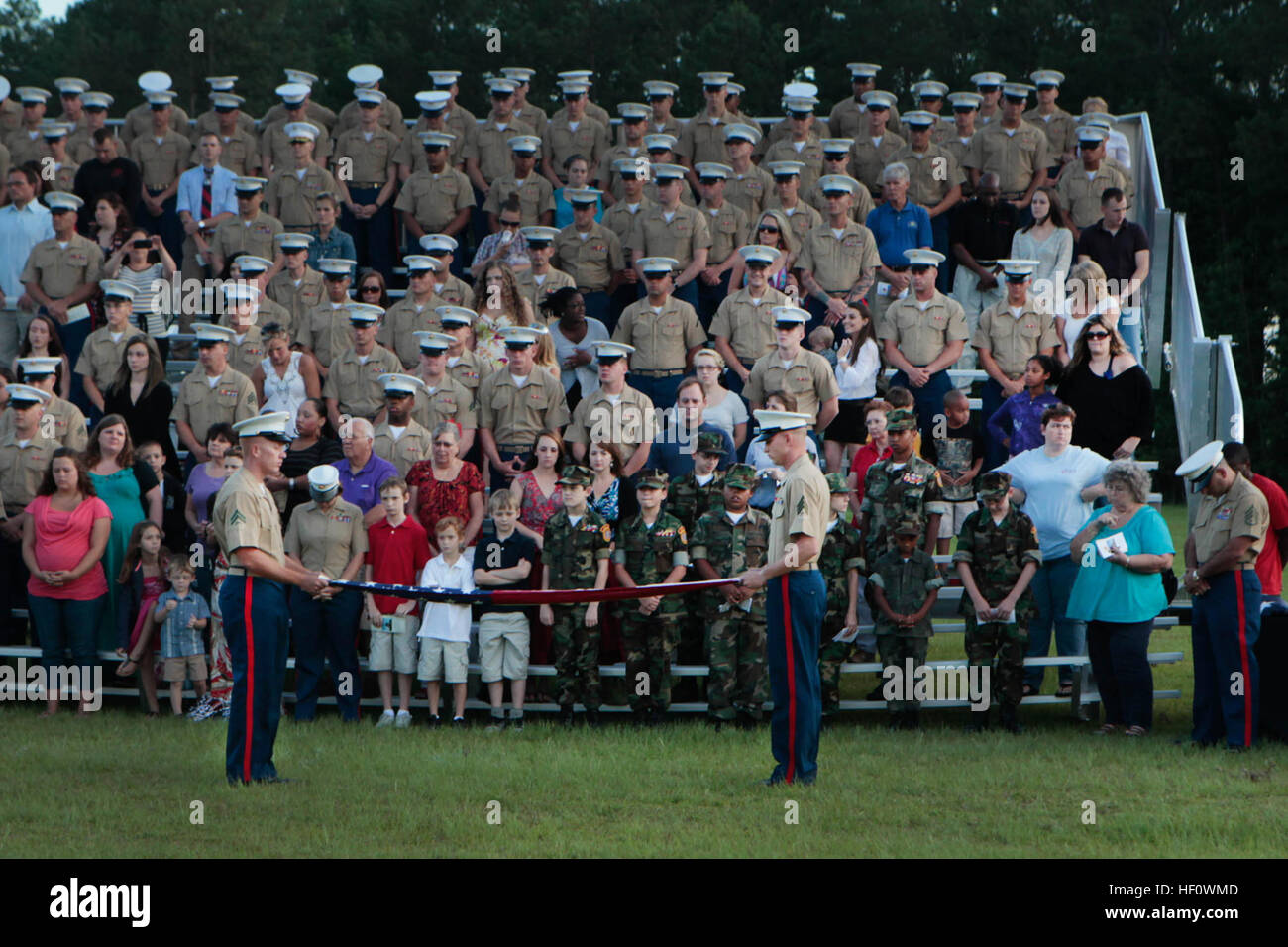 Sgt. Jonathan Sanders e Cpl. David Beck, entrambi automotive di tecnici di manutenzione con 2a bassa altitudine la difesa aerea battaglione, piegare una bandiera americana durante una bandiera cerimonia di masterizzazione, 14 giugno al Marine Corps Air Station Cherry Point, N.C. Marines e membri della comunità si sono riuniti per celebrare la Giornata di bandiera bruciando inservibile bandierine americane. Gli Stati Uniti Codice di bandiera impone che " la bandiera, quando esso si trova in condizioni tali che essa non è più un emblema di montaggio per display, devono essere distrutte in modo dignitoso, preferibilmente mediante bruciatura.' Giornata di bandiera, Marines, comunità locali si riuniscono per onore vecchia gloria 120614 Foto Stock
