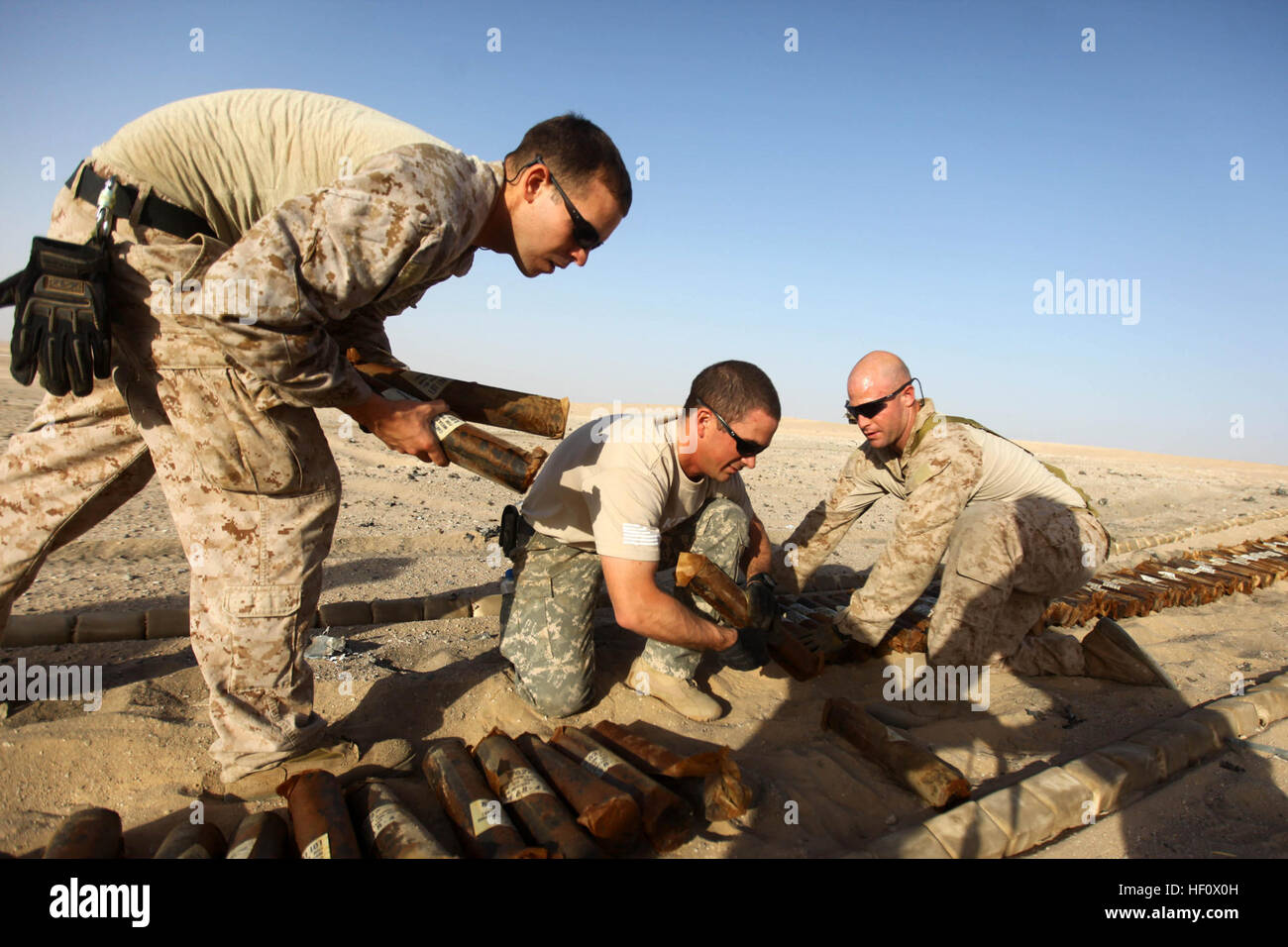 I tecnici Marine EOD con Combat Logistics Battalion 24 e la 24th Marine Expeditionary Unit prepararono e detonarono obsoleti colpi di mortaio da 60 mm usando esplosivi C4 durante gli esercizi di addestramento di supporto in Kuwait il 25 giugno 2012. I Marines hanno lavorato con le controparti dell'Esercito EOD per smaltire in sicurezza le munizioni obsolete come parte delle operazioni di dispiegamento in corso a bordo dell'Iwo Jima Amphibious Ready Group. Foto Stock